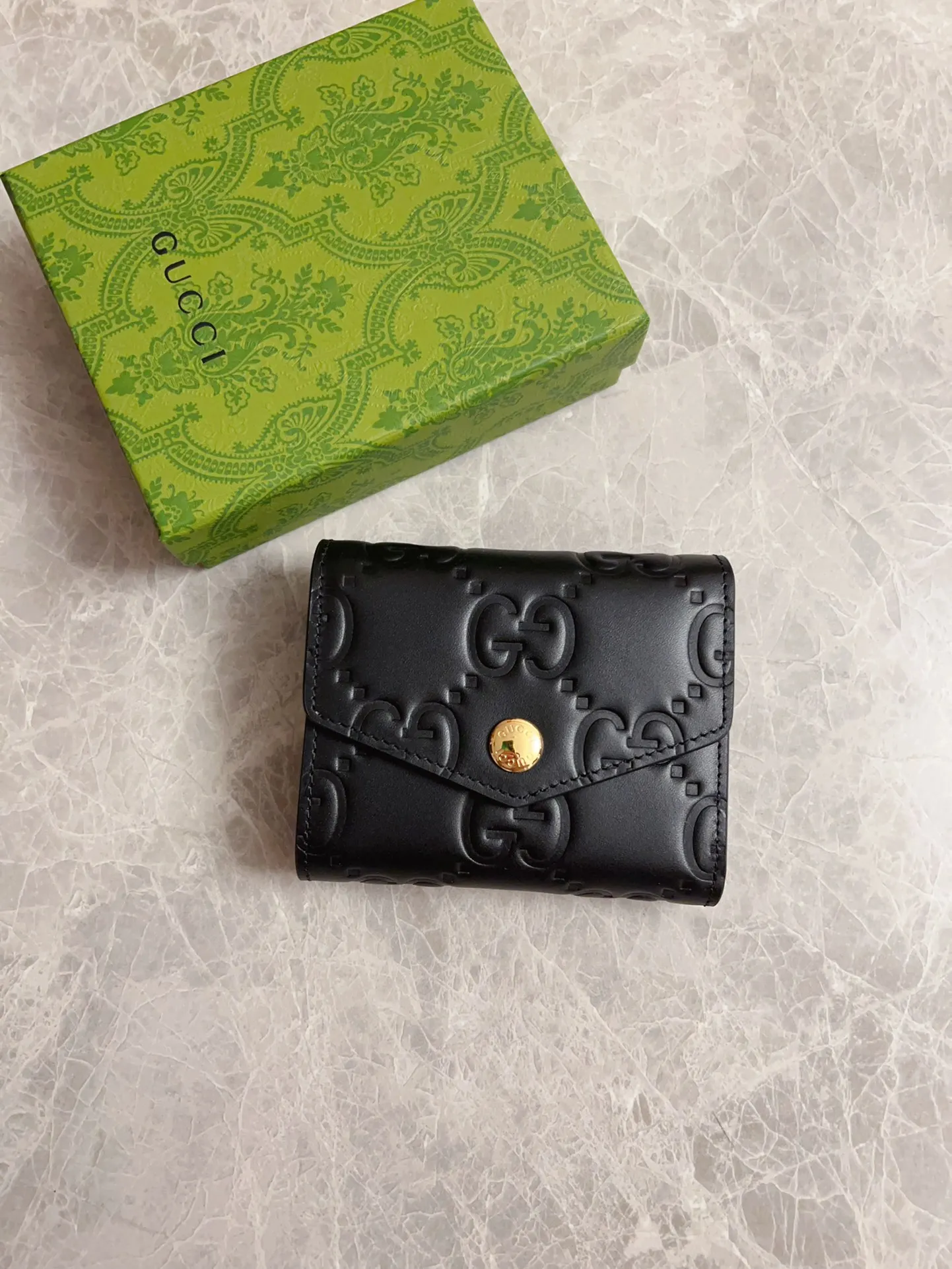 💰460 🇭🇺🇭🇺Gucci [New Product] The classic GG pattern with rich texture and luster injects a unique style into this elegant black short wallet 🍖🍖. Black GG cowhide, antique gold tone metal buttons🍖🍖 Model: 772793. Dimensions: 11x 9.5x3 Color: Black Made in Italy