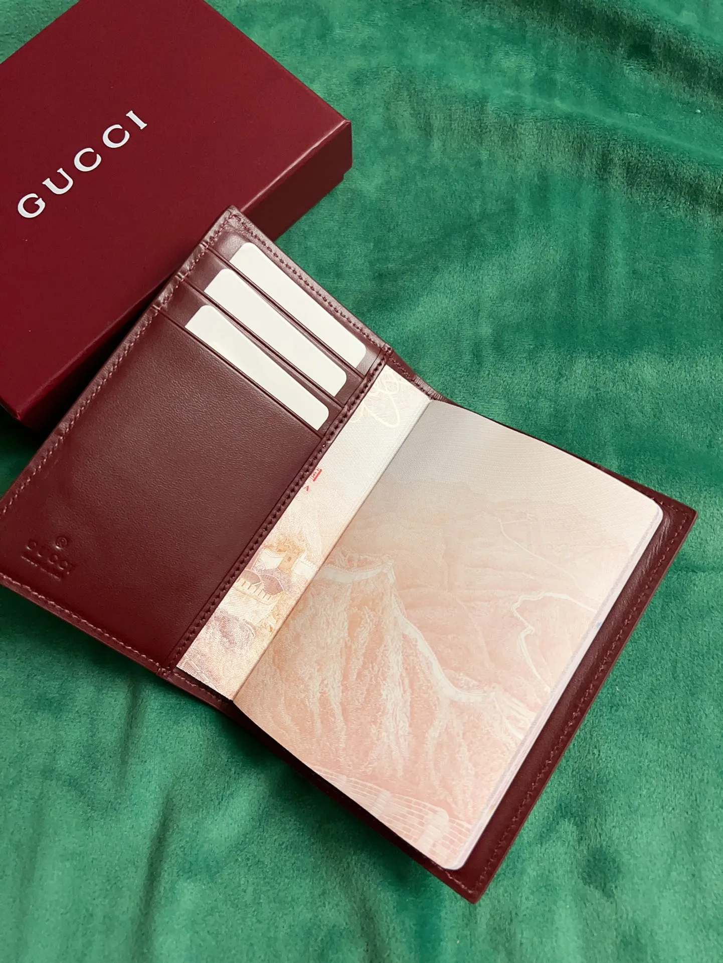 💰380🇭🇺🇭🇺New products on the official website! Exquisite passport holder🐹🐹PVC with burgundy calfskin, with cute and exquisite cartoon patterns on the leather! 🐹🐹Style number 810072, size: 14x10, 🐹🐹Little red cat, puppy, panda, owl, exquisite and cute! Original product!