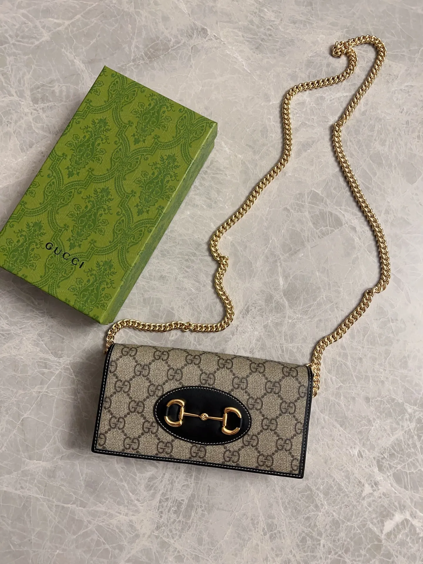 💰560 🇭🇺🇭🇺 Newly launched Gucci made of GG Supreme premium man-made canvas and brown leather 🍧🍧1955 Horsebit Card Holder This series adopts the same double ring and long strip design as the handbag 🍧🍧This detail is inspired by the brand’s equestrian origins 🍧🍧It is one of Gucci’s classic heritage🍧🍧It is also one of the brand’s most representative symbolic elements🍧🍧 Blue PVC Model: 621892 Size: 19x10x4cm