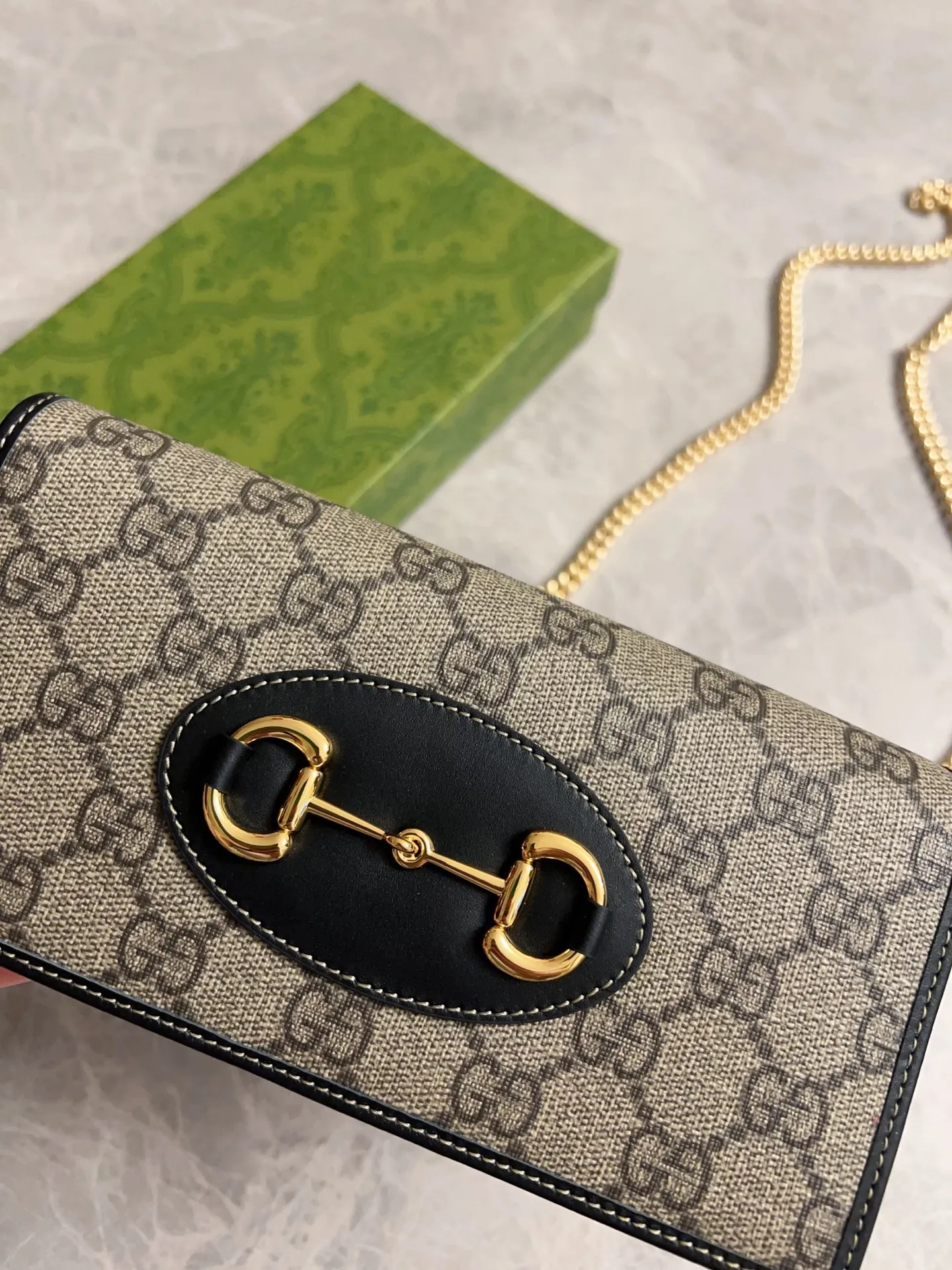 💰560 🇭🇺🇭🇺 Newly launched Gucci made of GG Supreme premium man-made canvas and brown leather 🍧🍧1955 Horsebit Card Holder This series adopts the same double ring and long strip design as the handbag 🍧🍧This detail is inspired by the brand’s equestrian origins 🍧🍧It is one of Gucci’s classic heritage🍧🍧It is also one of the brand’s most representative symbolic elements🍧🍧 Blue PVC Model: 621892 Size: 19x10x4cm