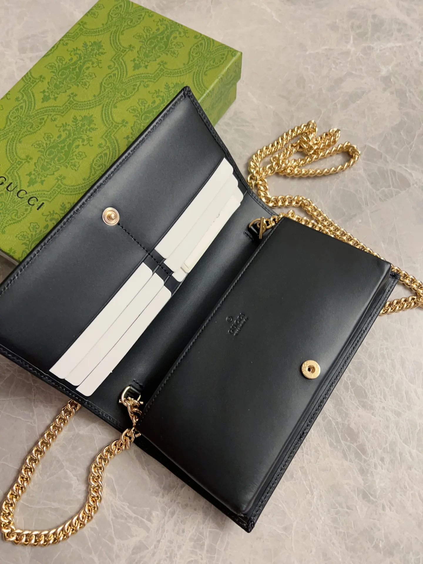 💰560 🇭🇺🇭🇺 Newly launched Gucci made of GG Supreme premium man-made canvas and brown leather 🍧🍧1955 Horsebit Card Holder This series adopts the same double ring and long strip design as the handbag 🍧🍧This detail is inspired by the brand’s equestrian origins 🍧🍧It is one of Gucci’s classic heritage🍧🍧It is also one of the brand’s most representative symbolic elements🍧🍧 Blue PVC Model: 621892 Size: 19x10x4cm