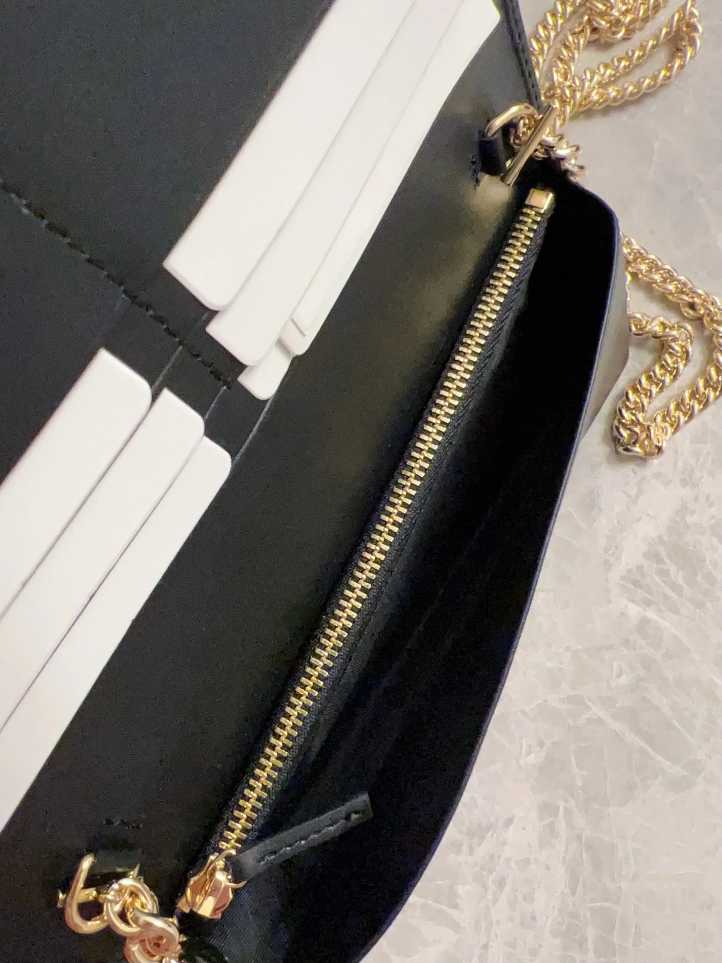 💰560 🇭🇺🇭🇺 Newly launched Gucci made of GG Supreme premium man-made canvas and brown leather 🍧🍧1955 Horsebit Card Holder This series adopts the same double ring and long strip design as the handbag 🍧🍧This detail is inspired by the brand’s equestrian origins 🍧🍧It is one of Gucci’s classic heritage🍧🍧It is also one of the brand’s most representative symbolic elements🍧🍧 Blue PVC Model: 621892 Size: 19x10x4cm