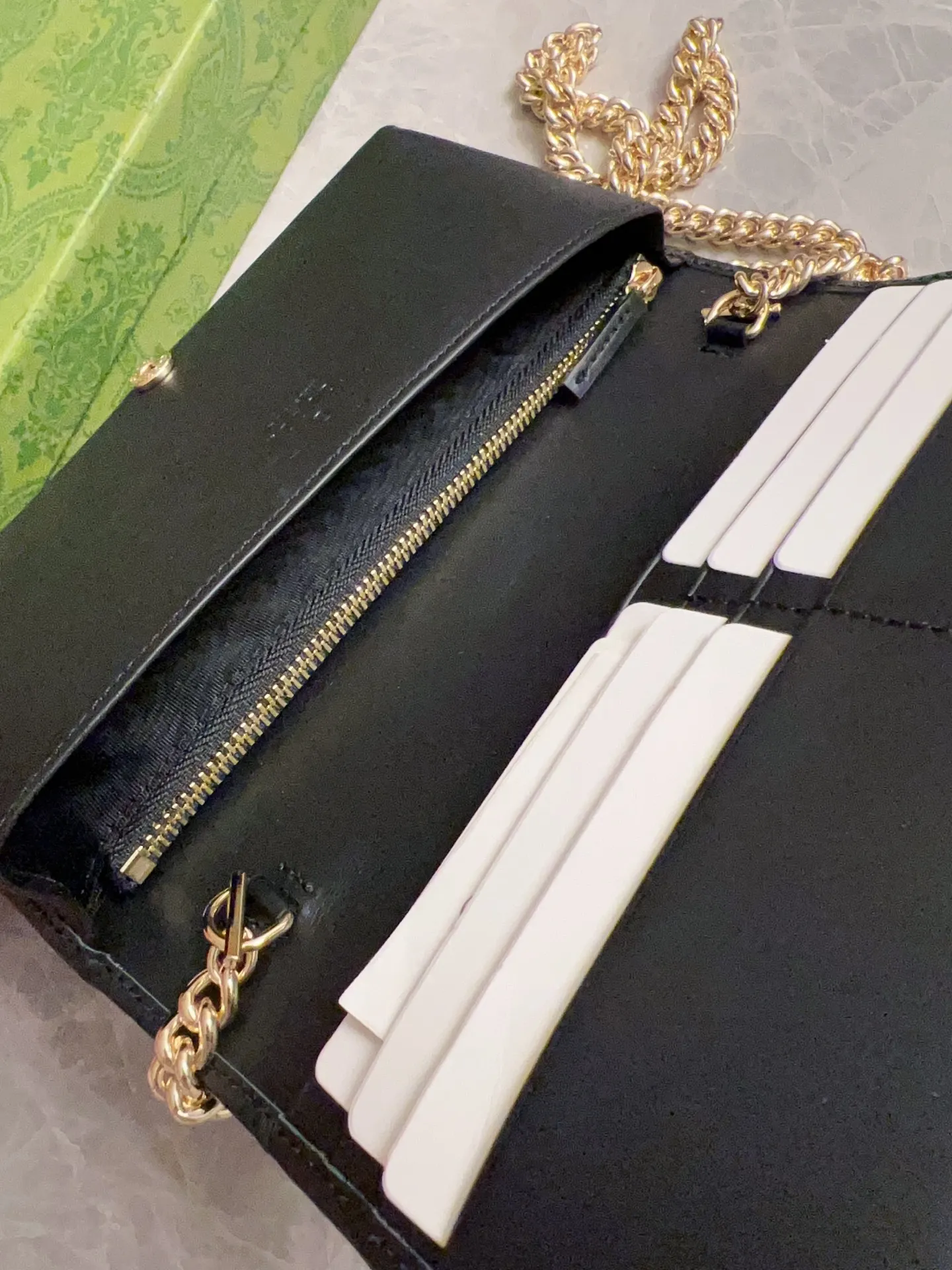 💰560 🇭🇺🇭🇺 Newly launched Gucci made of GG Supreme premium man-made canvas and brown leather 🍧🍧1955 Horsebit Card Holder This series adopts the same double ring and long strip design as the handbag 🍧🍧This detail is inspired by the brand’s equestrian origins 🍧🍧It is one of Gucci’s classic heritage🍧🍧It is also one of the brand’s most representative symbolic elements🍧🍧 Blue PVC Model: 621892 Size: 19x10x4cm