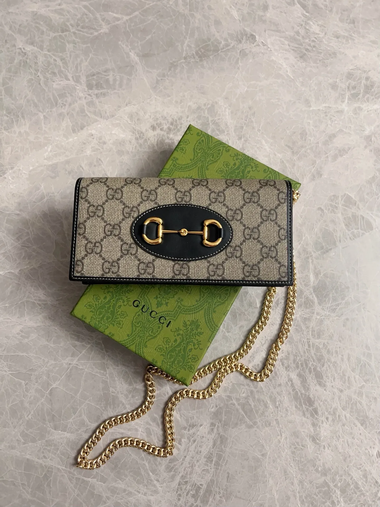 💰560 🇭🇺🇭🇺 Newly launched Gucci made of GG Supreme premium man-made canvas and brown leather 🍧🍧1955 Horsebit Card Holder This series adopts the same double ring and long strip design as the handbag 🍧🍧This detail is inspired by the brand’s equestrian origins 🍧🍧It is one of Gucci’s classic heritage🍧🍧It is also one of the brand’s most representative symbolic elements🍧🍧 Blue PVC Model: 621892 Size: 19x10x4cm