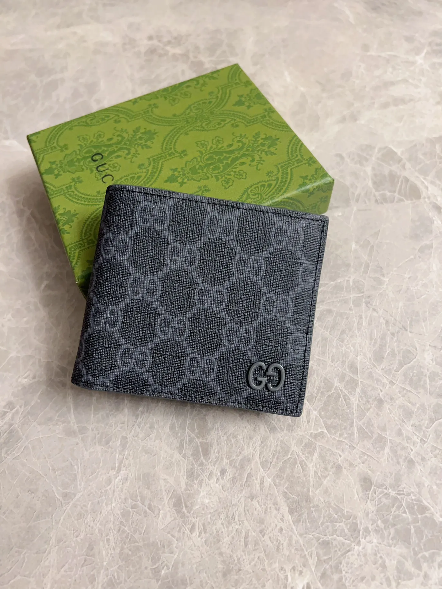 💰320🇭🇺🇭🇺Gucci’s latest collection ~ short clip (built-in coin pocket) 🧤🧤The two-tone design full of contrasting beauty makes the GG logo emblazoned on the body of the bag show off🧤🧤The fabric is made of black GG, and the lining is made of contrasting cowhide leather🧤🧤Black GG Supreme canvas with dark gray ceramic effect Double G, size: 11x 9cm Model: 768244 (original product)