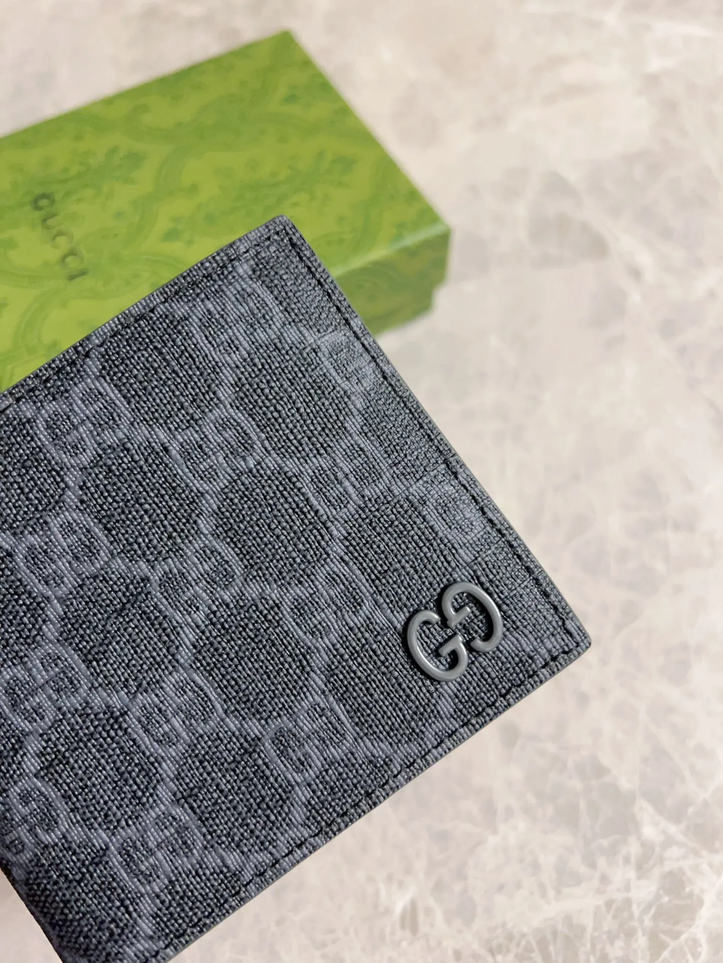 💰320🇭🇺🇭🇺Gucci’s latest collection ~ short clip (built-in coin pocket) 🧤🧤The two-tone design full of contrasting beauty makes the GG logo emblazoned on the body of the bag show off🧤🧤The fabric is made of black GG, and the lining is made of contrasting cowhide leather🧤🧤Black GG Supreme canvas with dark gray ceramic effect Double G, size: 11x 9cm Model: 768244 (original product)
