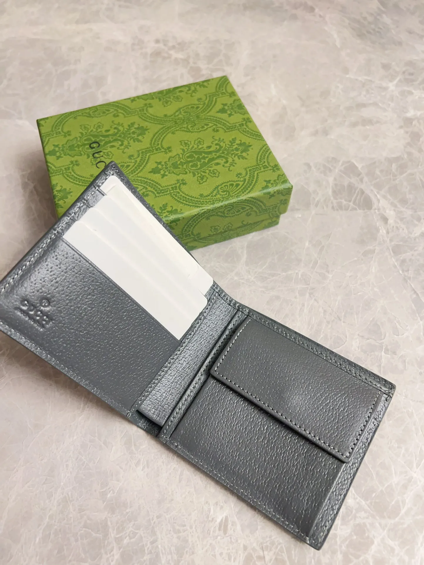 💰320🇭🇺🇭🇺Gucci’s latest collection ~ short clip (built-in coin pocket) 🧤🧤The two-tone design full of contrasting beauty makes the GG logo emblazoned on the body of the bag show off🧤🧤The fabric is made of black GG, and the lining is made of contrasting cowhide leather🧤🧤Black GG Supreme canvas with dark gray ceramic effect Double G, size: 11x 9cm Model: 768244 (original product)