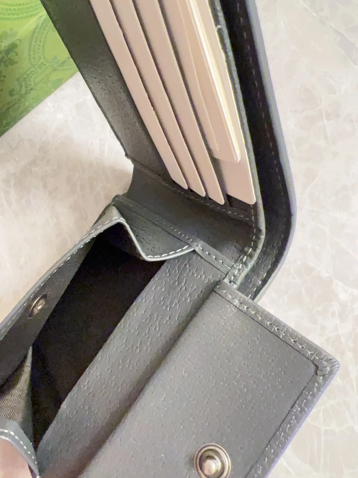 💰320🇭🇺🇭🇺Gucci’s latest collection ~ short clip (built-in coin pocket) 🧤🧤The two-tone design full of contrasting beauty makes the GG logo emblazoned on the body of the bag show off🧤🧤The fabric is made of black GG, and the lining is made of contrasting cowhide leather🧤🧤Black GG Supreme canvas with dark gray ceramic effect Double G, size: 11x 9cm Model: 768244 (original product)