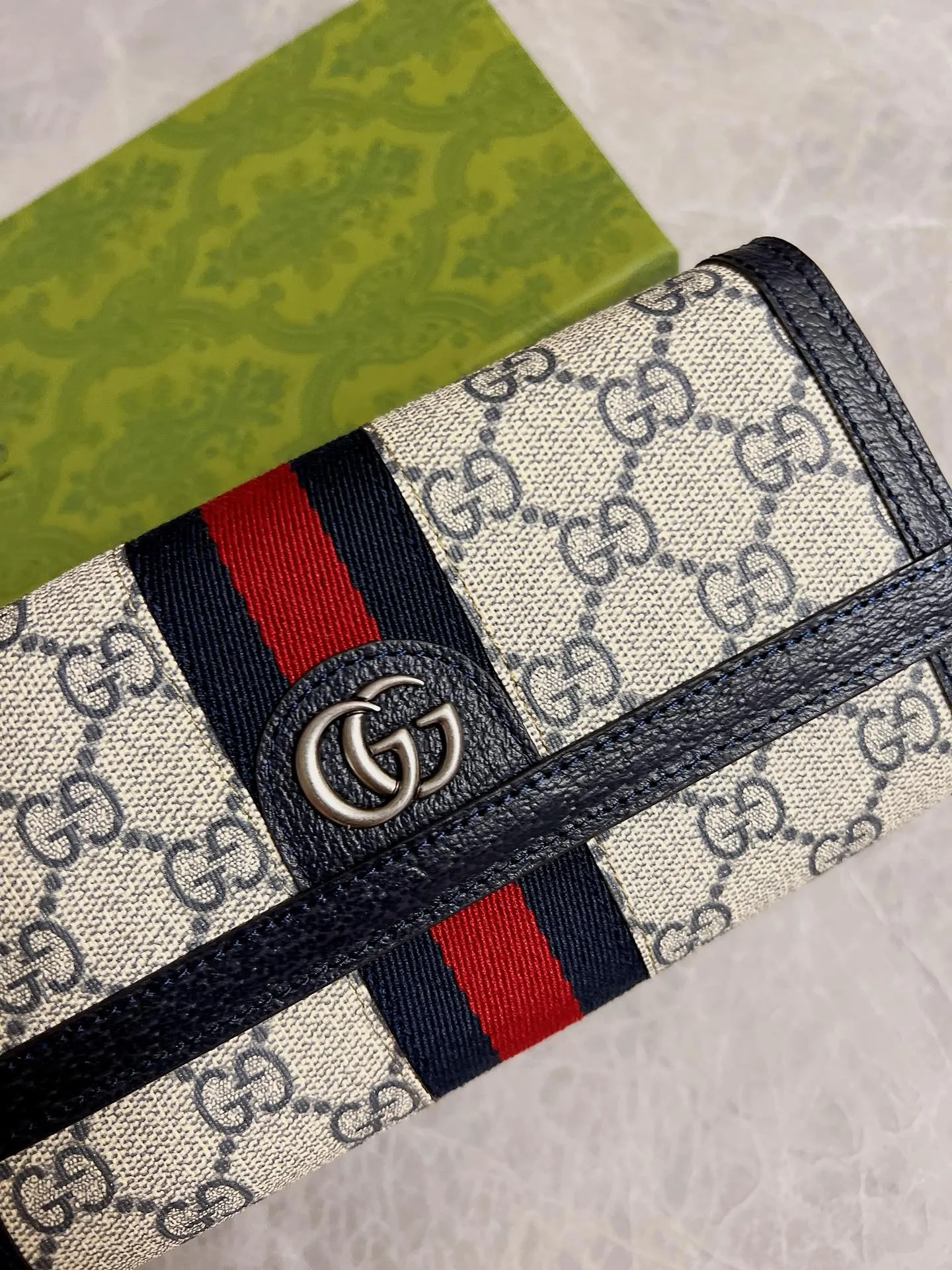 [Top original order] [Authentic packaging] 💰410 🇭🇺🇭🇺 The official website is synchronized with the new model! Wheat color! Ophidia series ~ Two-fold long clip, 🎡🎡 is made of GG Supreme high-grade PVC fabric 🎡🎡 with iconic double G hardware marks and classic red and green webbing, exquisitely made! 🎡🎡Model number: 523153, size: W19xH10xD3cm, color: pvc blue