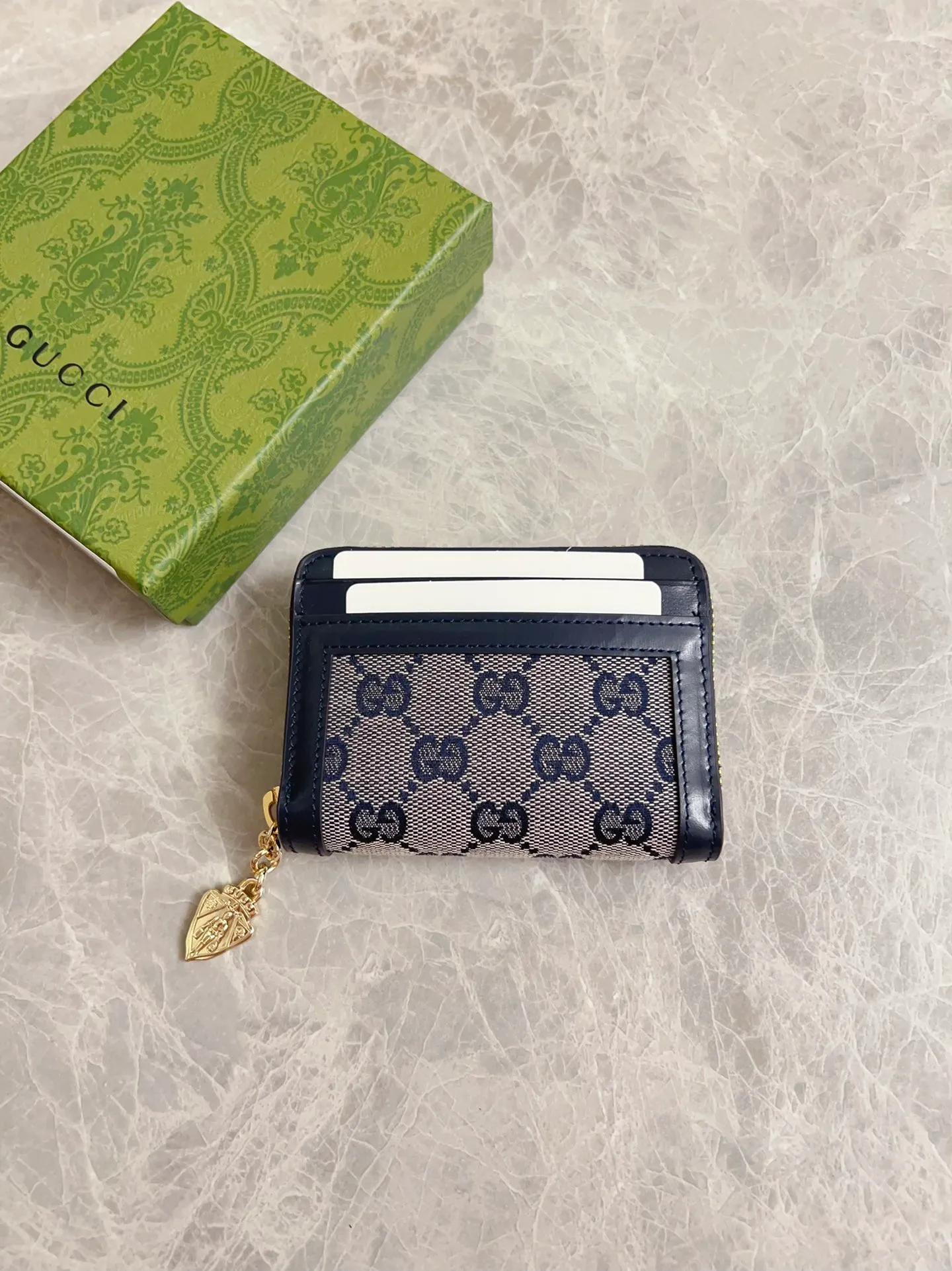 💰420 🇮🇹🇮🇹The Gucci Luce series exudes a strong sense of playfulness and fun. "Luce" means "light" in Italian. Original GG canvas, elegant blue cowhide trimmings and light gold-toned hardware are complemented by beige and ebony graphics. Exquisite shield puller! Model: 790037 Size: 11.5x 8.5x 3cm Color: blue/brown