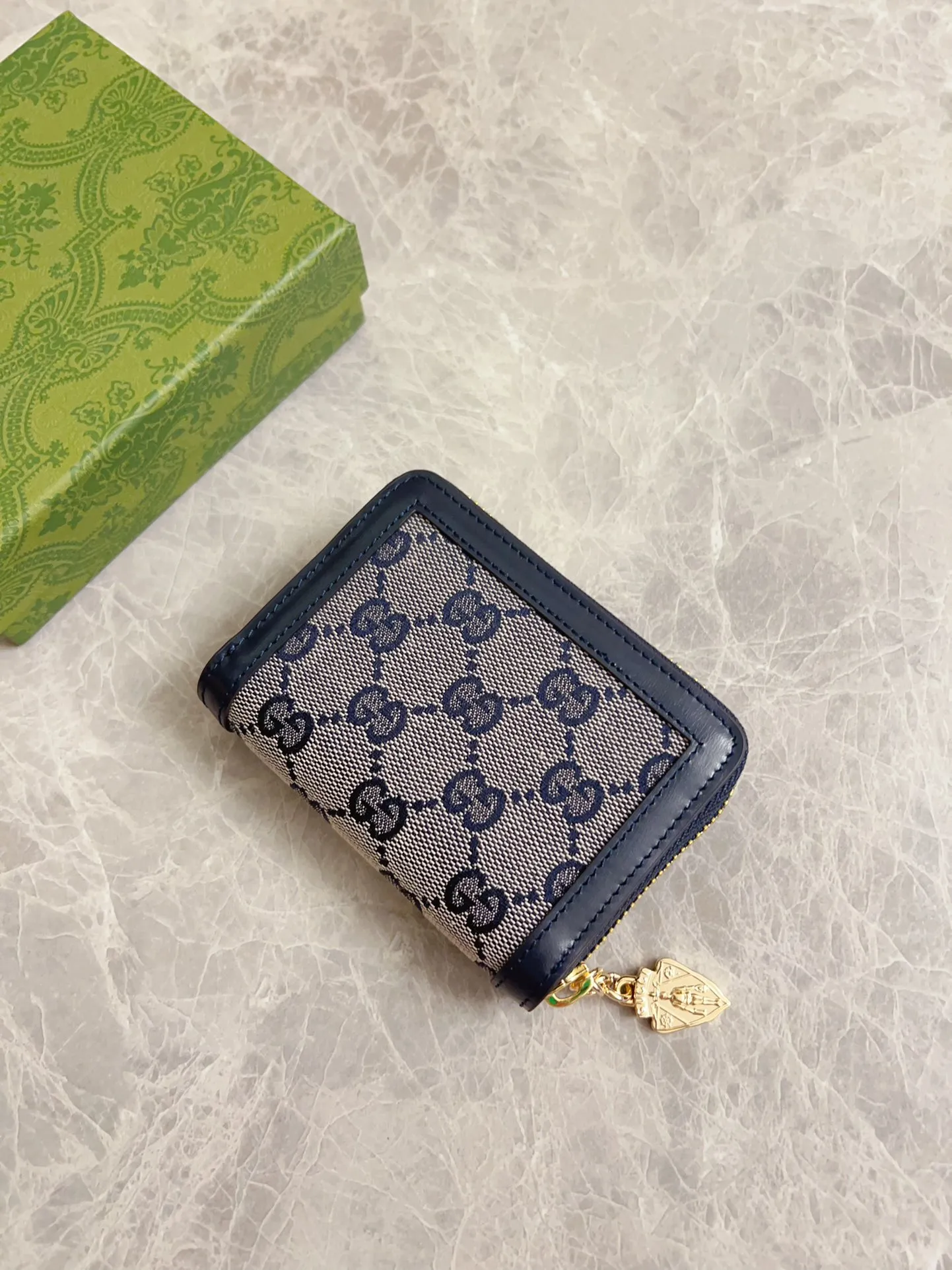 💰420 🇮🇹🇮🇹The Gucci Luce series exudes a strong sense of playfulness and fun. "Luce" means "light" in Italian. Original GG canvas, elegant blue cowhide trimmings and light gold-toned hardware are complemented by beige and ebony graphics. Exquisite shield puller! Model: 790037 Size: 11.5x 8.5x 3cm Color: blue/brown