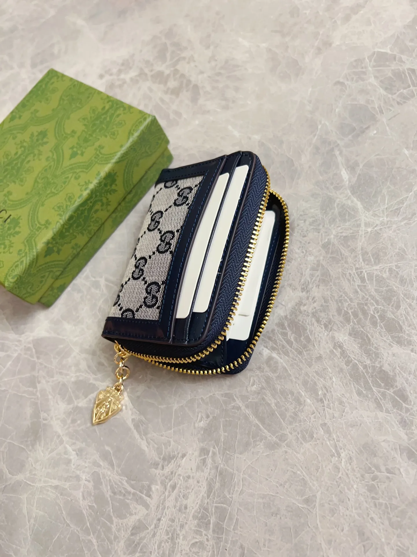 💰420 🇮🇹🇮🇹The Gucci Luce series exudes a strong sense of playfulness and fun. "Luce" means "light" in Italian. Original GG canvas, elegant blue cowhide trimmings and light gold-toned hardware are complemented by beige and ebony graphics. Exquisite shield puller! Model: 790037 Size: 11.5x 8.5x 3cm Color: blue/brown