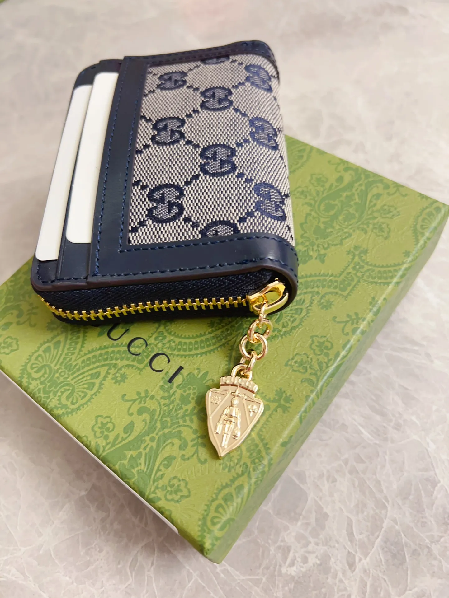 💰420 🇮🇹🇮🇹The Gucci Luce series exudes a strong sense of playfulness and fun. "Luce" means "light" in Italian. Original GG canvas, elegant blue cowhide trimmings and light gold-toned hardware are complemented by beige and ebony graphics. Exquisite shield puller! Model: 790037 Size: 11.5x 8.5x 3cm Color: blue/brown
