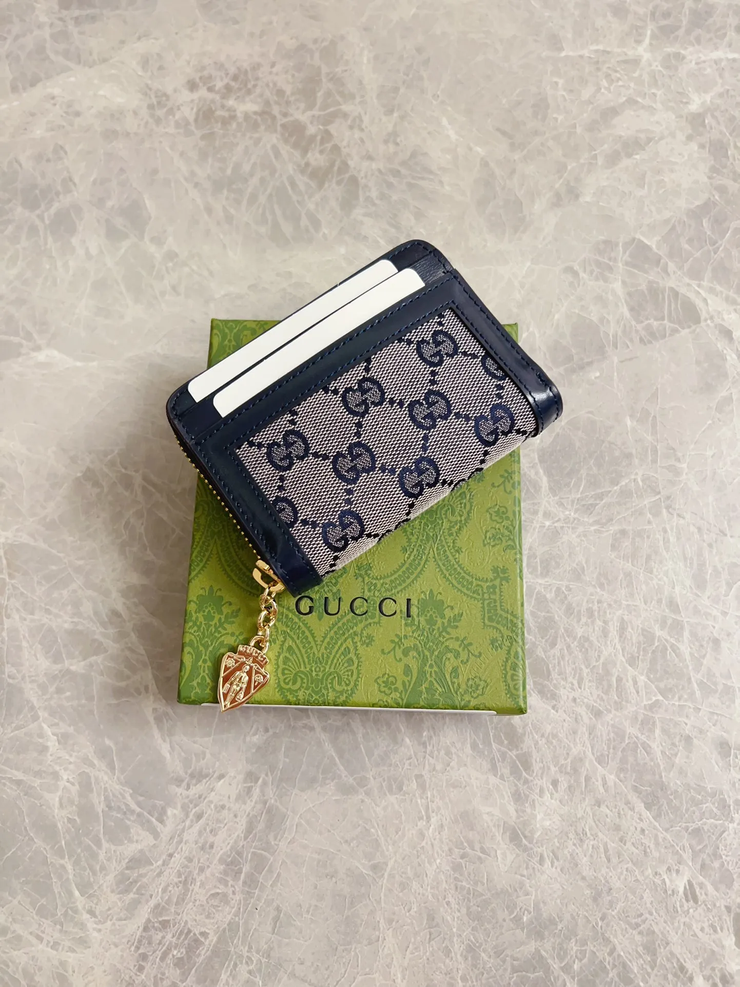 💰420 🇮🇹🇮🇹The Gucci Luce series exudes a strong sense of playfulness and fun. "Luce" means "light" in Italian. Original GG canvas, elegant blue cowhide trimmings and light gold-toned hardware are complemented by beige and ebony graphics. Exquisite shield puller! Model: 790037 Size: 11.5x 8.5x 3cm Color: blue/brown