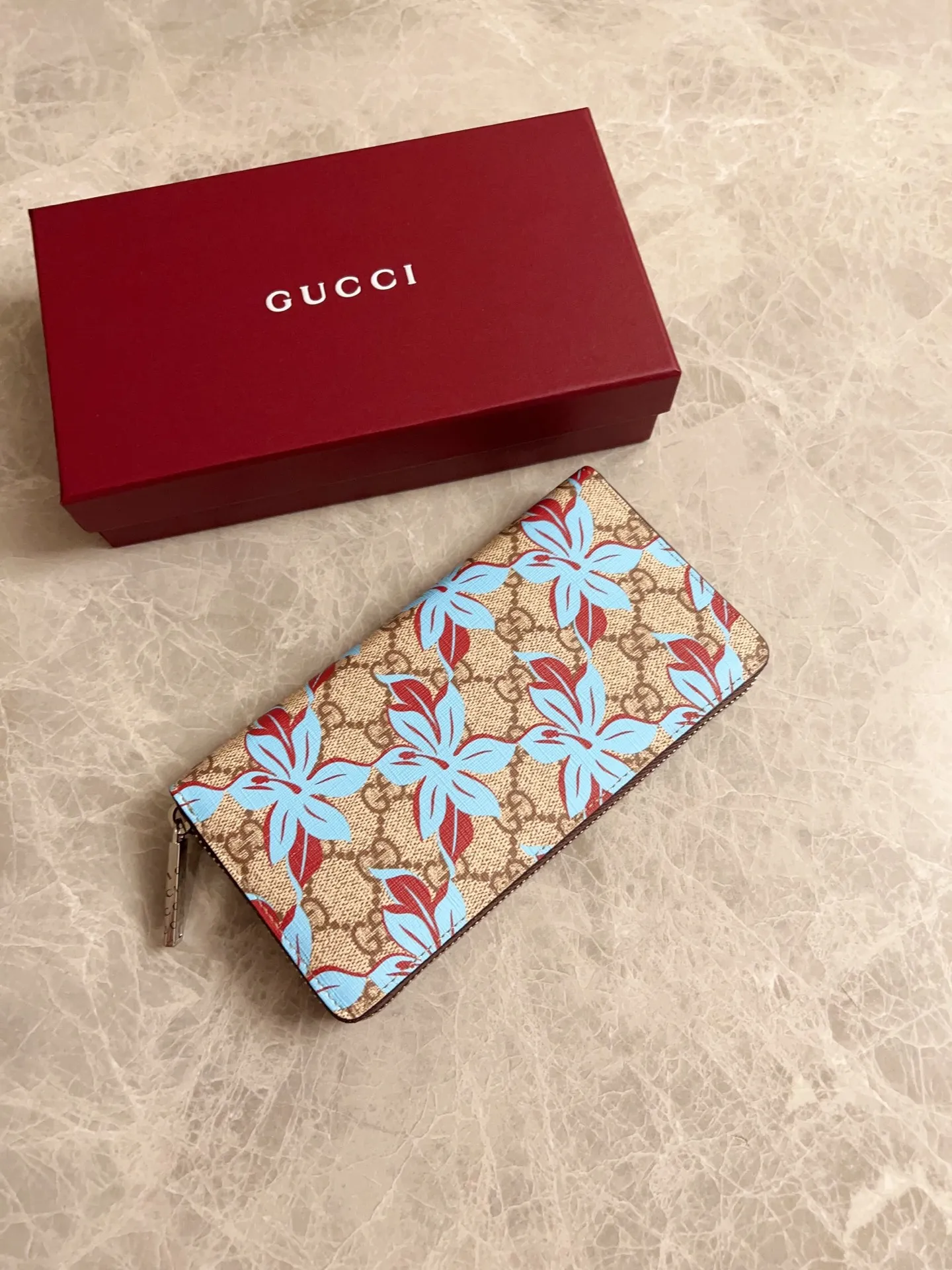 💰430 🇭🇺🇭🇺GG Emblem series reinterprets the classic double G blue print pattern with creative design and innovative functions. 🍃🍃New PVC fabric with original factory pig grain cowhide, fashionable and versatile! 🍃🍃 Style number: 841150 Size: 19x 10.5x 2.5cm (original product)