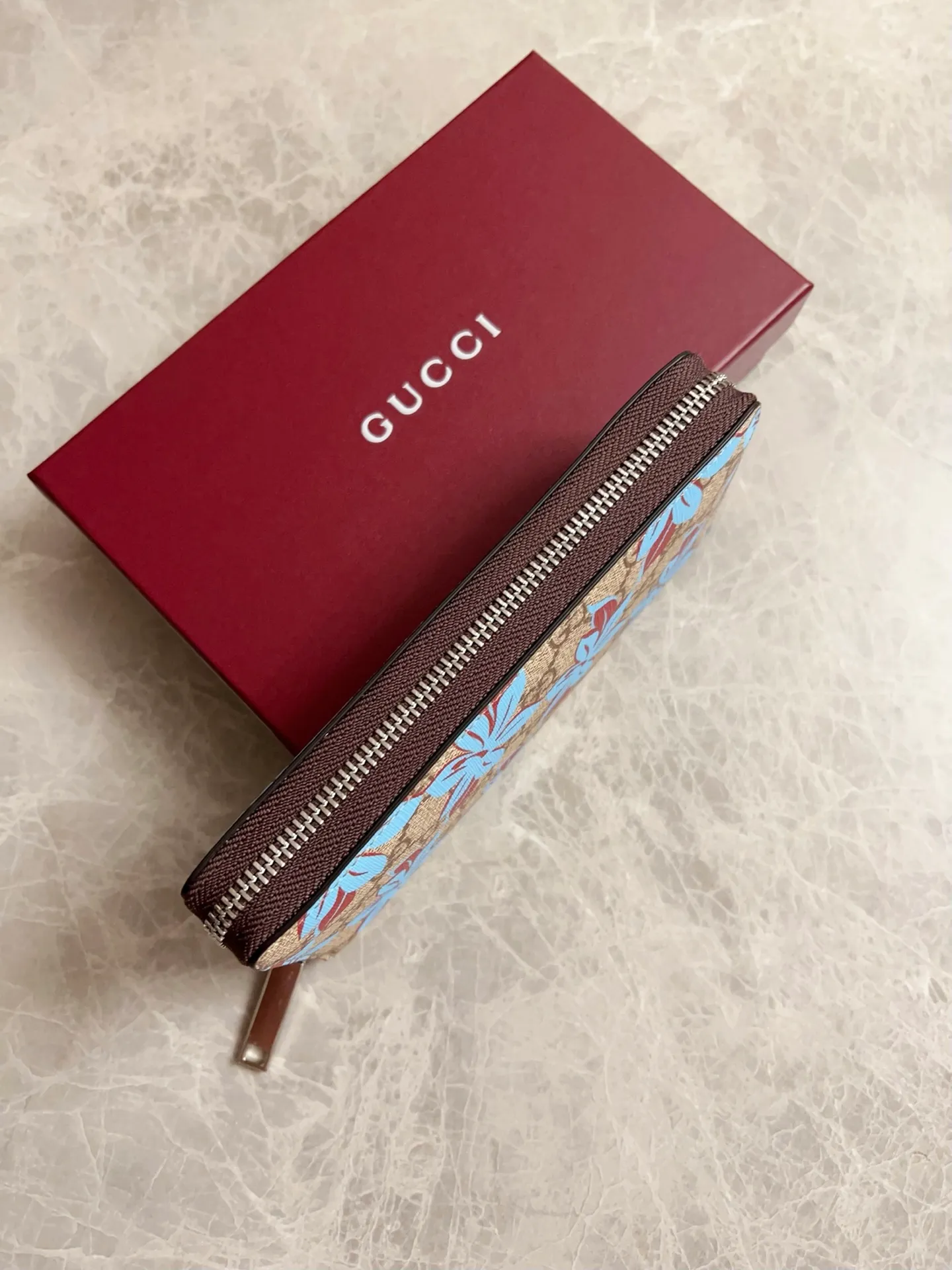 💰430 🇭🇺🇭🇺GG Emblem series reinterprets the classic double G blue print pattern with creative design and innovative functions. 🍃🍃New PVC fabric with original factory pig grain cowhide, fashionable and versatile! 🍃🍃 Style number: 841150 Size: 19x 10.5x 2.5cm (original product)