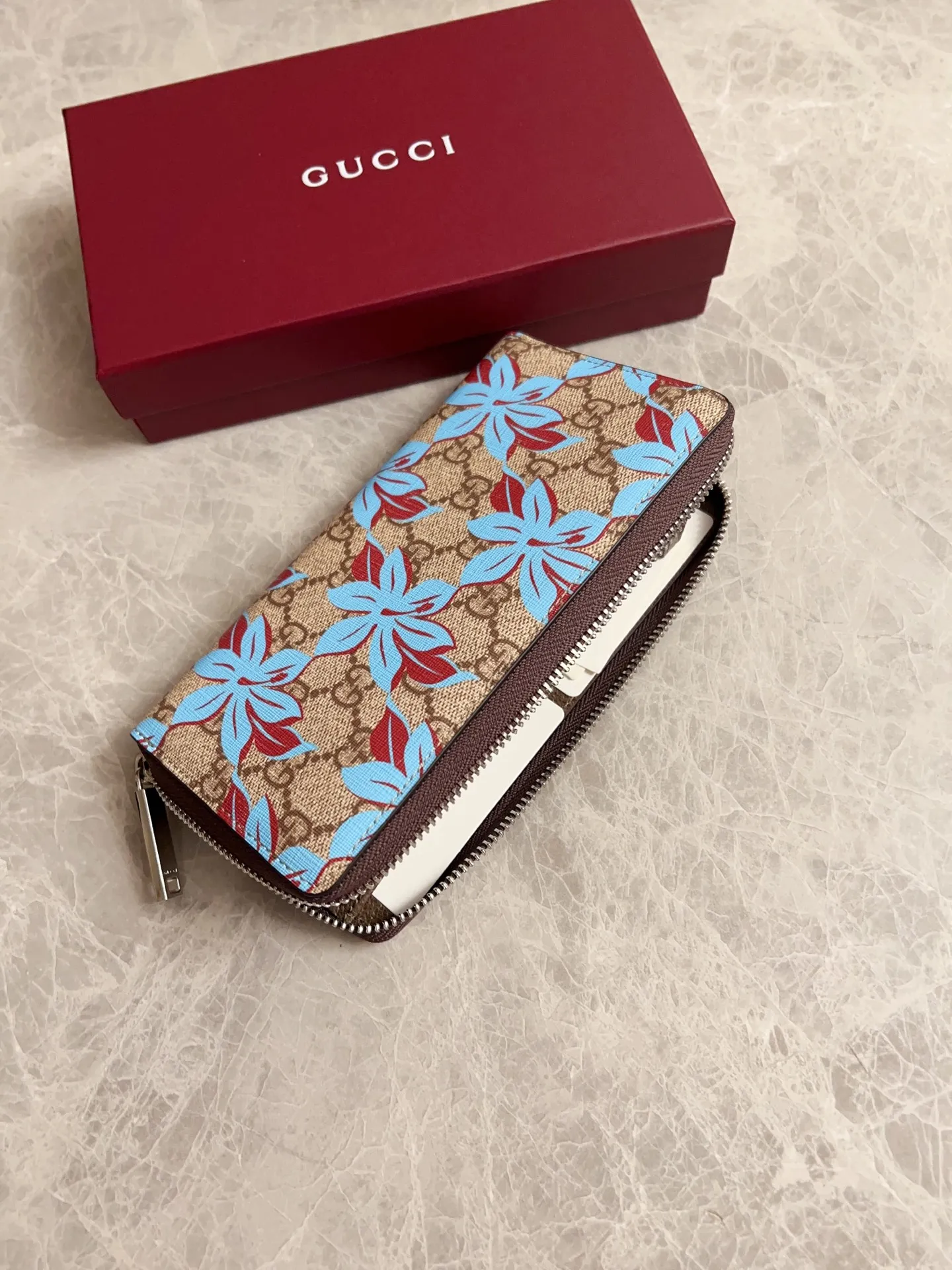 💰430 🇭🇺🇭🇺GG Emblem series reinterprets the classic double G blue print pattern with creative design and innovative functions. 🍃🍃New PVC fabric with original factory pig grain cowhide, fashionable and versatile! 🍃🍃 Style number: 841150 Size: 19x 10.5x 2.5cm (original product)