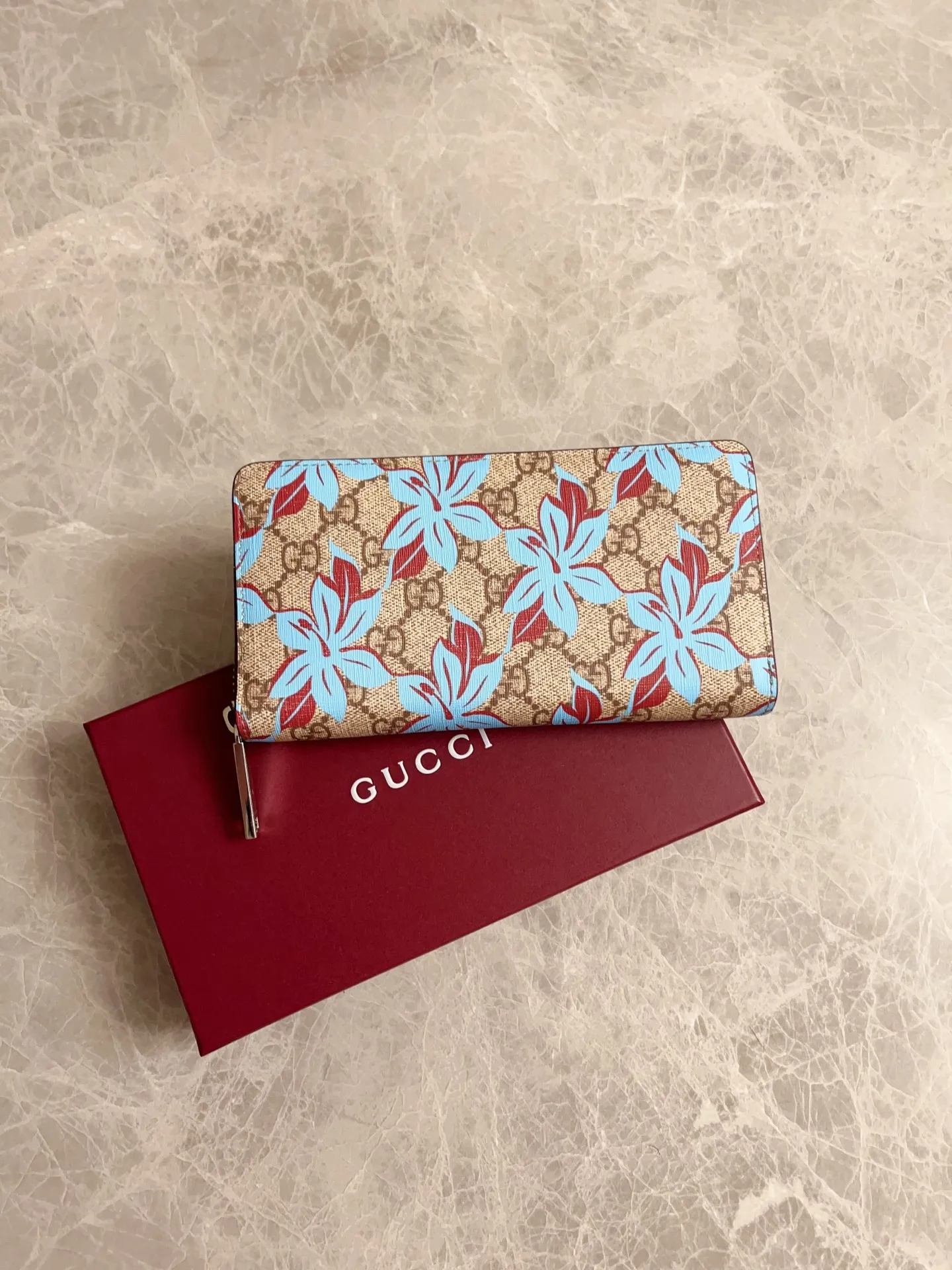 💰430 🇭🇺🇭🇺GG Emblem series reinterprets the classic double G blue print pattern with creative design and innovative functions. 🍃🍃New PVC fabric with original factory pig grain cowhide, fashionable and versatile! 🍃🍃 Style number: 841150 Size: 19x 10.5x 2.5cm (original product)