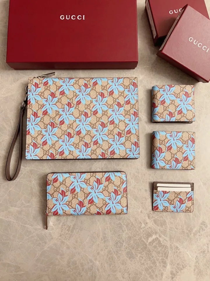 💰430 🇭🇺🇭🇺GG Emblem series reinterprets the classic double G blue print pattern with creative design and innovative functions. 🍃🍃New PVC fabric with original factory pig grain cowhide, fashionable and versatile! 🍃🍃 Style number: 841150 Size: 19x 10.5x 2.5cm (original product)
