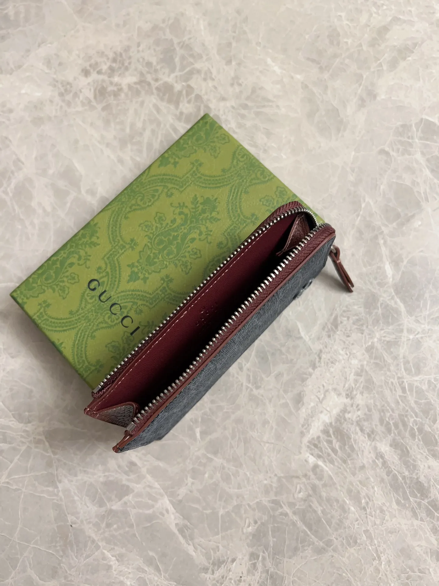 💰360 🇭🇺🇭🇺Gucci’s latest series is presented~Card holder🥗🥗The two-tone design full of contrasting beauty makes the GG logo emblazoned on the body of the bag show off🥗🥗The fabric is made of black GG, and the lining is made of contrasting cowhide leather🥗🥗Black GG Supreme canvas, 🥗🥗with dark gray ceramic effect double G, size: 13.5x 8cm model: 795233 (original product)