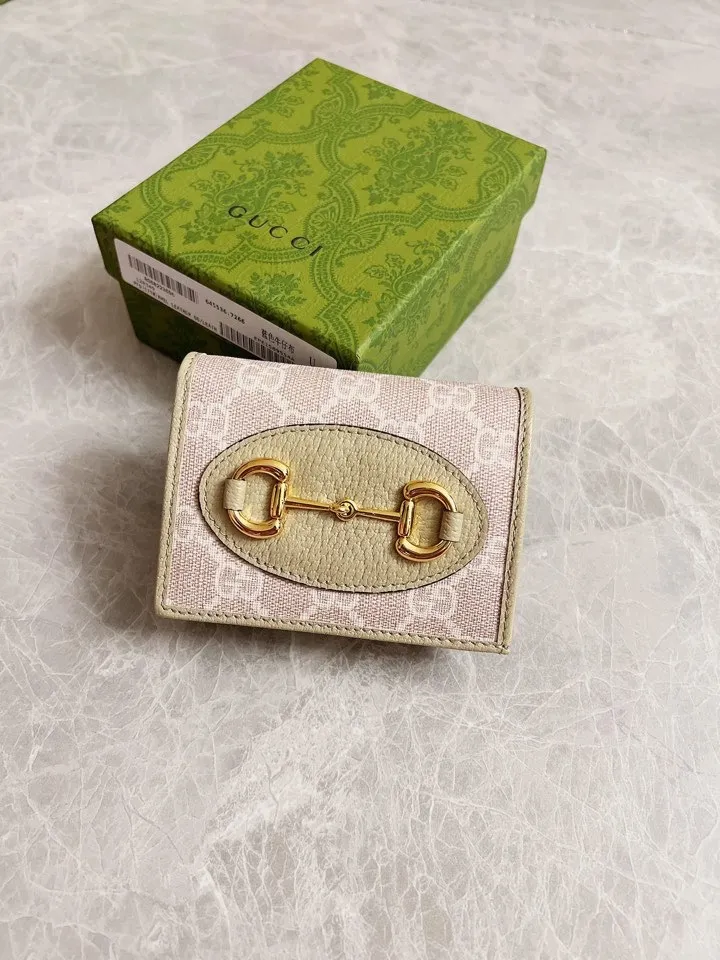 💰360 🇭🇺🇭🇺 In the spring and summer series~beige🐡🐡newly launched Gucci is made of GG Supreme high-end artificial canvas and cowhide material 🐡🐡1955 Horsebit Card Holder This series adopts the same double-ring and long strip design as the handbag 🐡🐡This detail is inspired by the brand’s equestrian origins 🐡🐡It is one of Gucci’s classic heritage🐡🐡It is also one of the brand’s most representative symbolic elements🐡🐡Model: 621887, size: width 11x height 8.5x side width 3cm