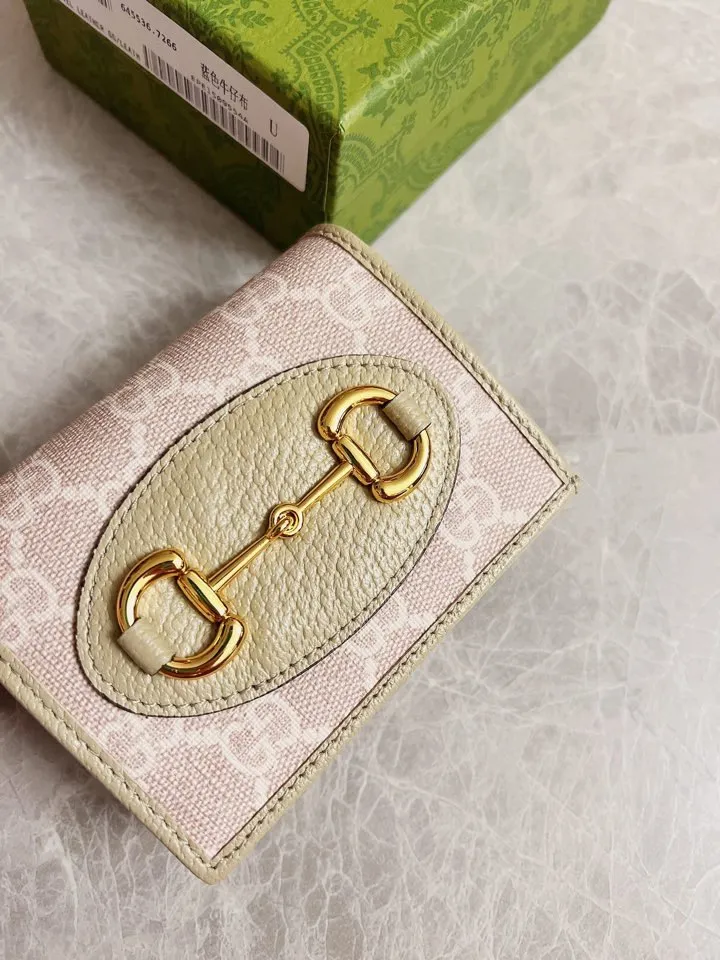 💰360 🇭🇺🇭🇺 In the spring and summer series~beige🐡🐡newly launched Gucci is made of GG Supreme high-end artificial canvas and cowhide material 🐡🐡1955 Horsebit Card Holder This series adopts the same double-ring and long strip design as the handbag 🐡🐡This detail is inspired by the brand’s equestrian origins 🐡🐡It is one of Gucci’s classic heritage🐡🐡It is also one of the brand’s most representative symbolic elements🐡🐡Model: 621887, size: width 11x height 8.5x side width 3cm