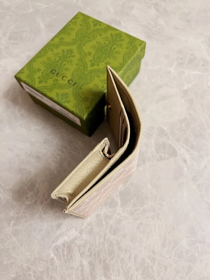 💰360 🇭🇺🇭🇺 In the spring and summer series~beige🐡🐡newly launched Gucci is made of GG Supreme high-end artificial canvas and cowhide material 🐡🐡1955 Horsebit Card Holder This series adopts the same double-ring and long strip design as the handbag 🐡🐡This detail is inspired by the brand’s equestrian origins 🐡🐡It is one of Gucci’s classic heritage🐡🐡It is also one of the brand’s most representative symbolic elements🐡🐡Model: 621887, size: width 11x height 8.5x side width 3cm