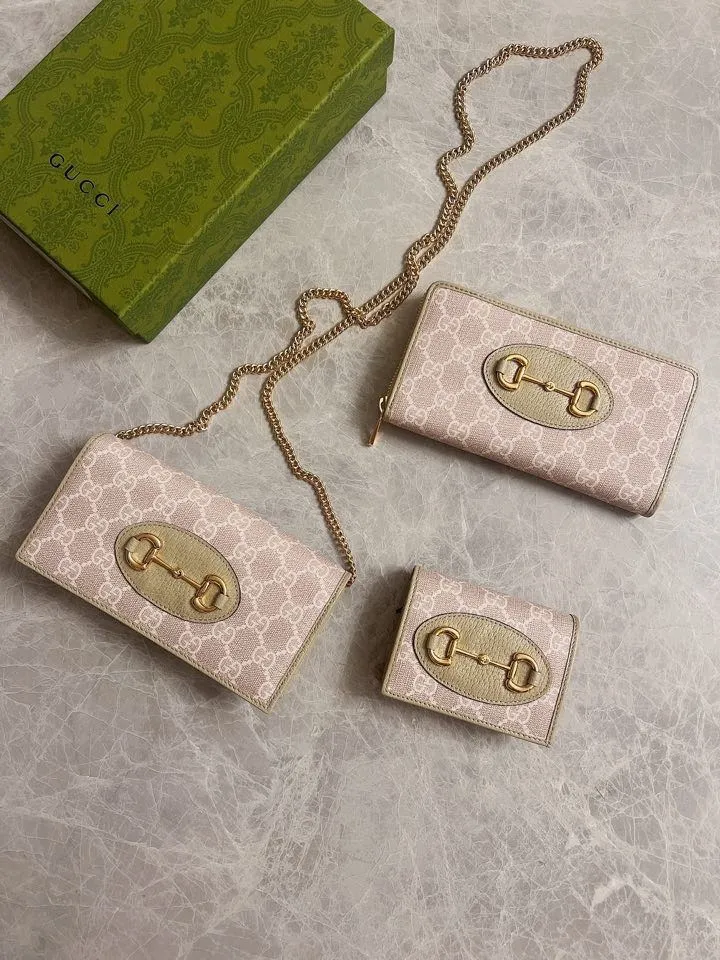 💰360 🇭🇺🇭🇺 In the spring and summer series~beige🐡🐡newly launched Gucci is made of GG Supreme high-end artificial canvas and cowhide material 🐡🐡1955 Horsebit Card Holder This series adopts the same double-ring and long strip design as the handbag 🐡🐡This detail is inspired by the brand’s equestrian origins 🐡🐡It is one of Gucci’s classic heritage🐡🐡It is also one of the brand’s most representative symbolic elements🐡🐡Model: 621887, size: width 11x height 8.5x side width 3cm