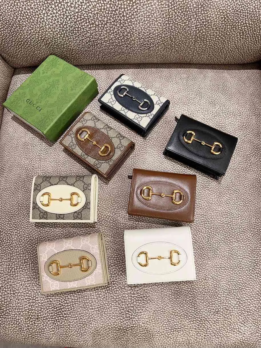💰360 🇭🇺🇭🇺 In the spring and summer series~beige🐡🐡newly launched Gucci is made of GG Supreme high-end artificial canvas and cowhide material 🐡🐡1955 Horsebit Card Holder This series adopts the same double-ring and long strip design as the handbag 🐡🐡This detail is inspired by the brand’s equestrian origins 🐡🐡It is one of Gucci’s classic heritage🐡🐡It is also one of the brand’s most representative symbolic elements🐡🐡Model: 621887, size: width 11x height 8.5x side width 3cm