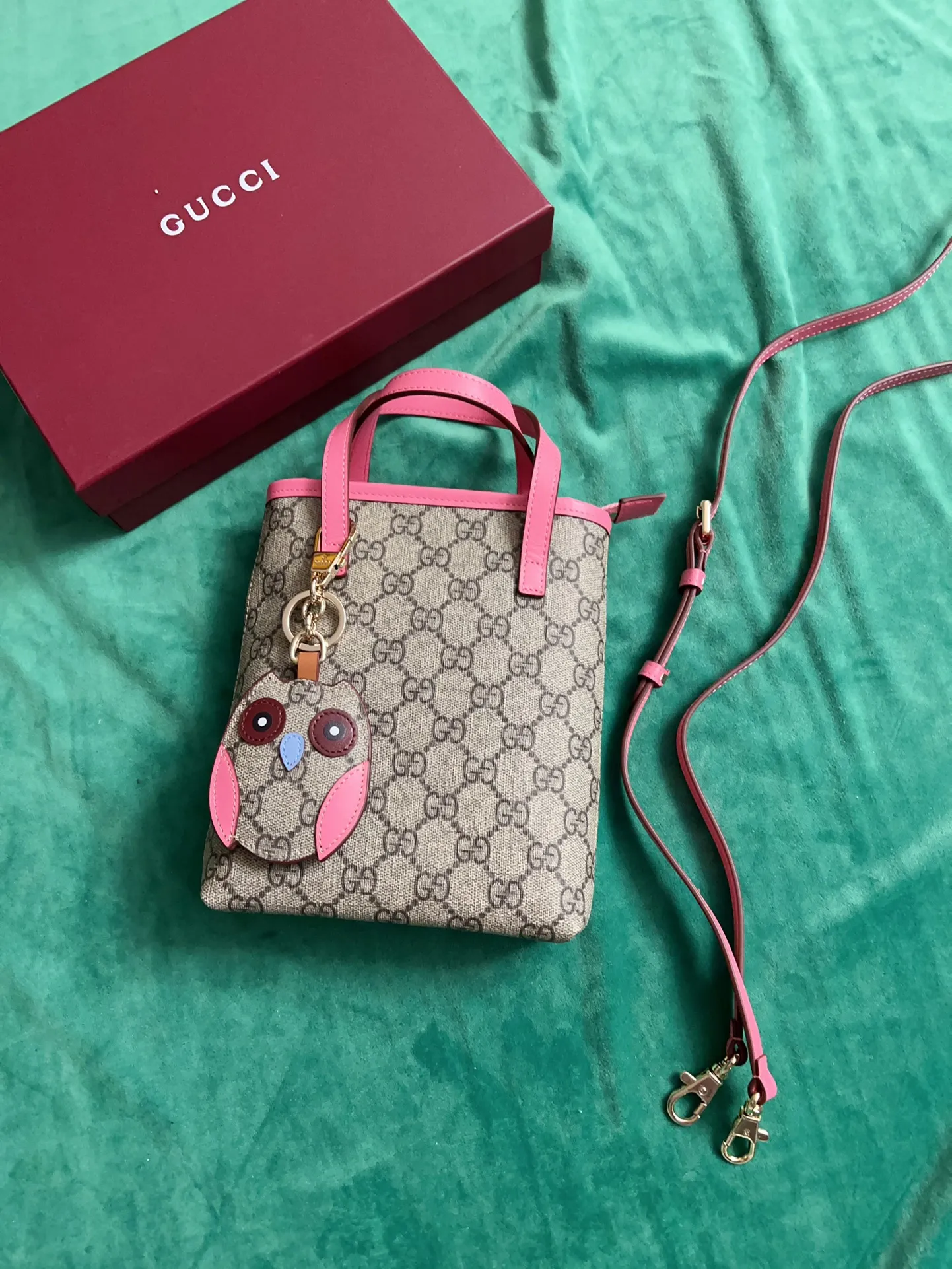 💰720 🇭🇺🇭🇺New product on official website! Exquisite small handbag (can be worn cross-body) PVC with original factory calfskin, 🧤🧤 with exquisite cute animal pendant 🧤🧤 No. 831899, size: 20x15x5cm, 🧤🧤 little red cat, puppy, panda, owl, exquisite and cute! 4 colors original single product!