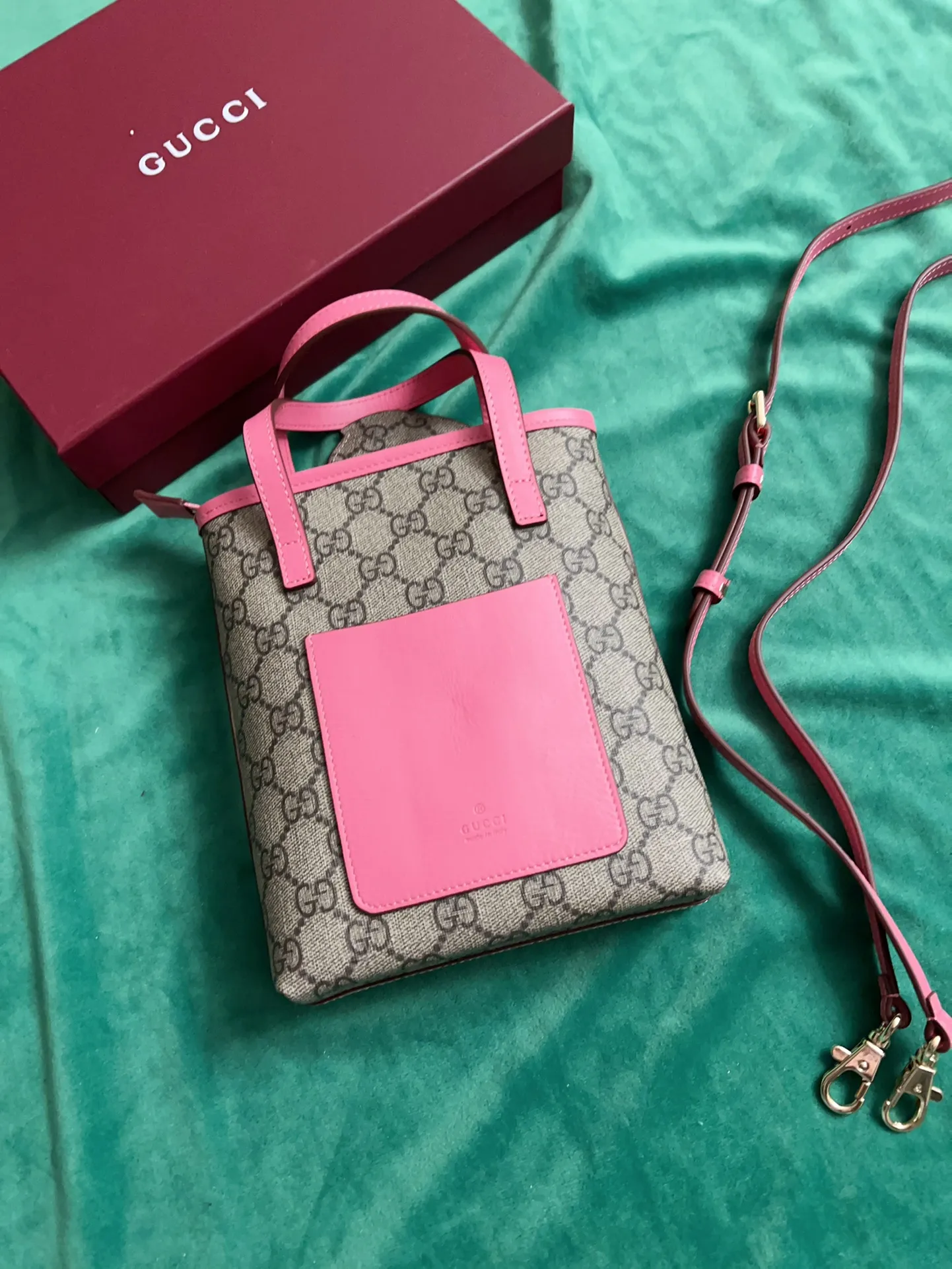 💰720 🇭🇺🇭🇺New product on official website! Exquisite small handbag (can be worn cross-body) PVC with original factory calfskin, 🧤🧤 with exquisite cute animal pendant 🧤🧤 No. 831899, size: 20x15x5cm, 🧤🧤 little red cat, puppy, panda, owl, exquisite and cute! 4 colors original single product!