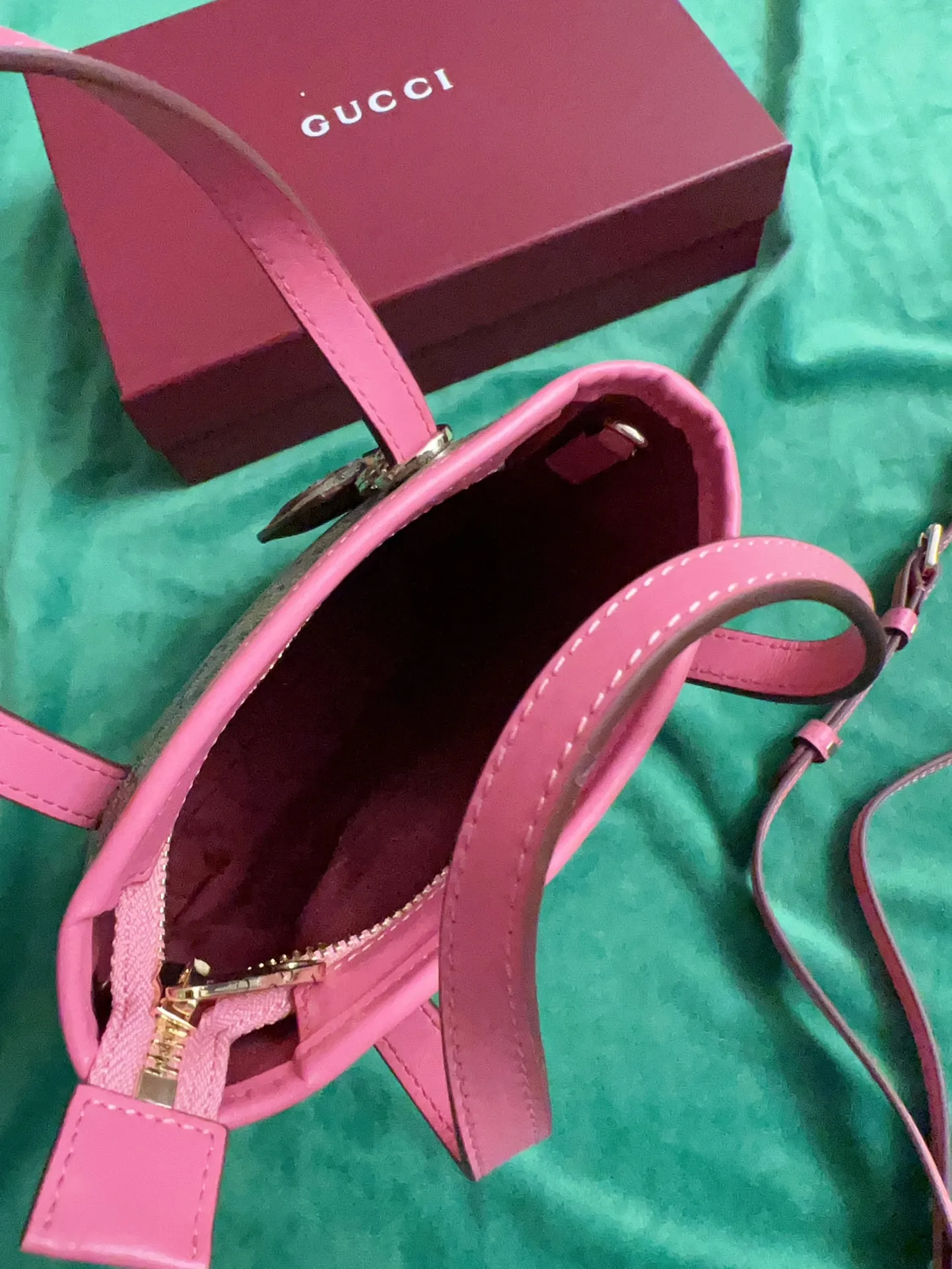 💰720 🇭🇺🇭🇺New product on official website! Exquisite small handbag (can be worn cross-body) PVC with original factory calfskin, 🧤🧤 with exquisite cute animal pendant 🧤🧤 No. 831899, size: 20x15x5cm, 🧤🧤 little red cat, puppy, panda, owl, exquisite and cute! 4 colors original single product!