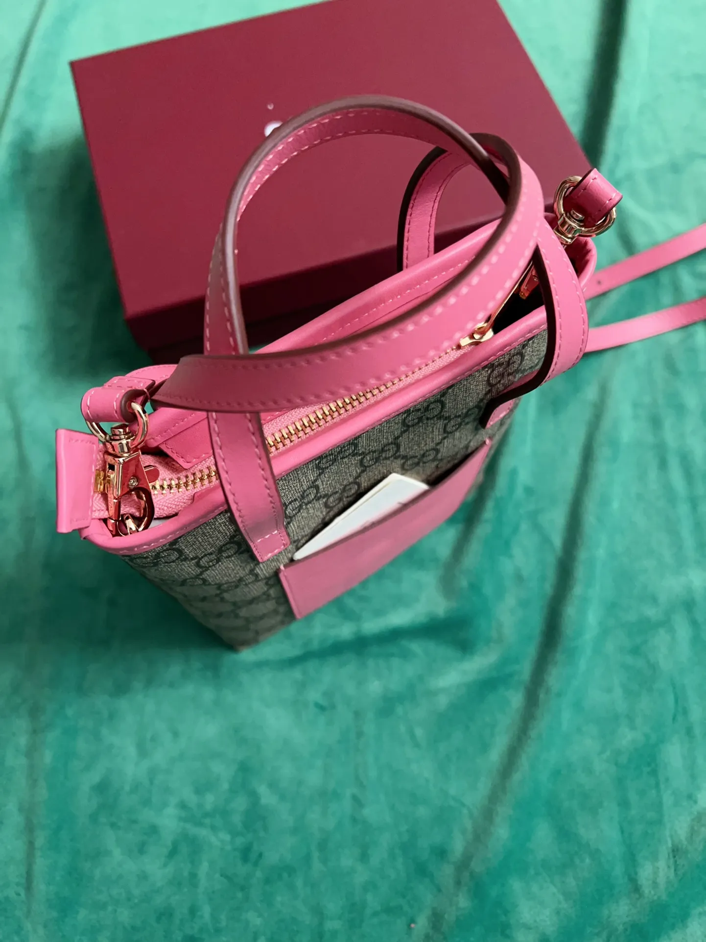 💰720 🇭🇺🇭🇺New product on official website! Exquisite small handbag (can be worn cross-body) PVC with original factory calfskin, 🧤🧤 with exquisite cute animal pendant 🧤🧤 No. 831899, size: 20x15x5cm, 🧤🧤 little red cat, puppy, panda, owl, exquisite and cute! 4 colors original single product!