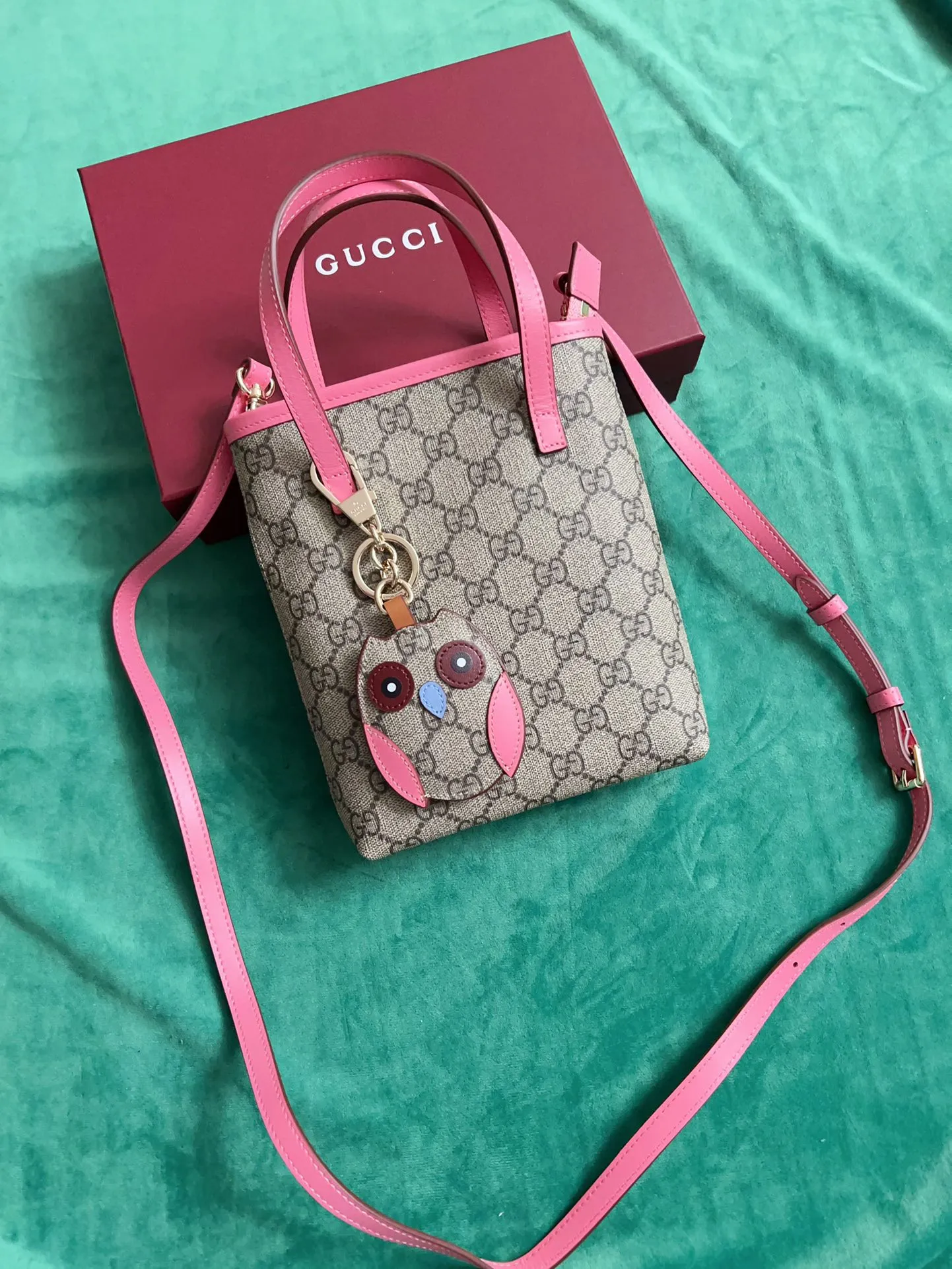 💰720 🇭🇺🇭🇺New product on official website! Exquisite small handbag (can be worn cross-body) PVC with original factory calfskin, 🧤🧤 with exquisite cute animal pendant 🧤🧤 No. 831899, size: 20x15x5cm, 🧤🧤 little red cat, puppy, panda, owl, exquisite and cute! 4 colors original single product!