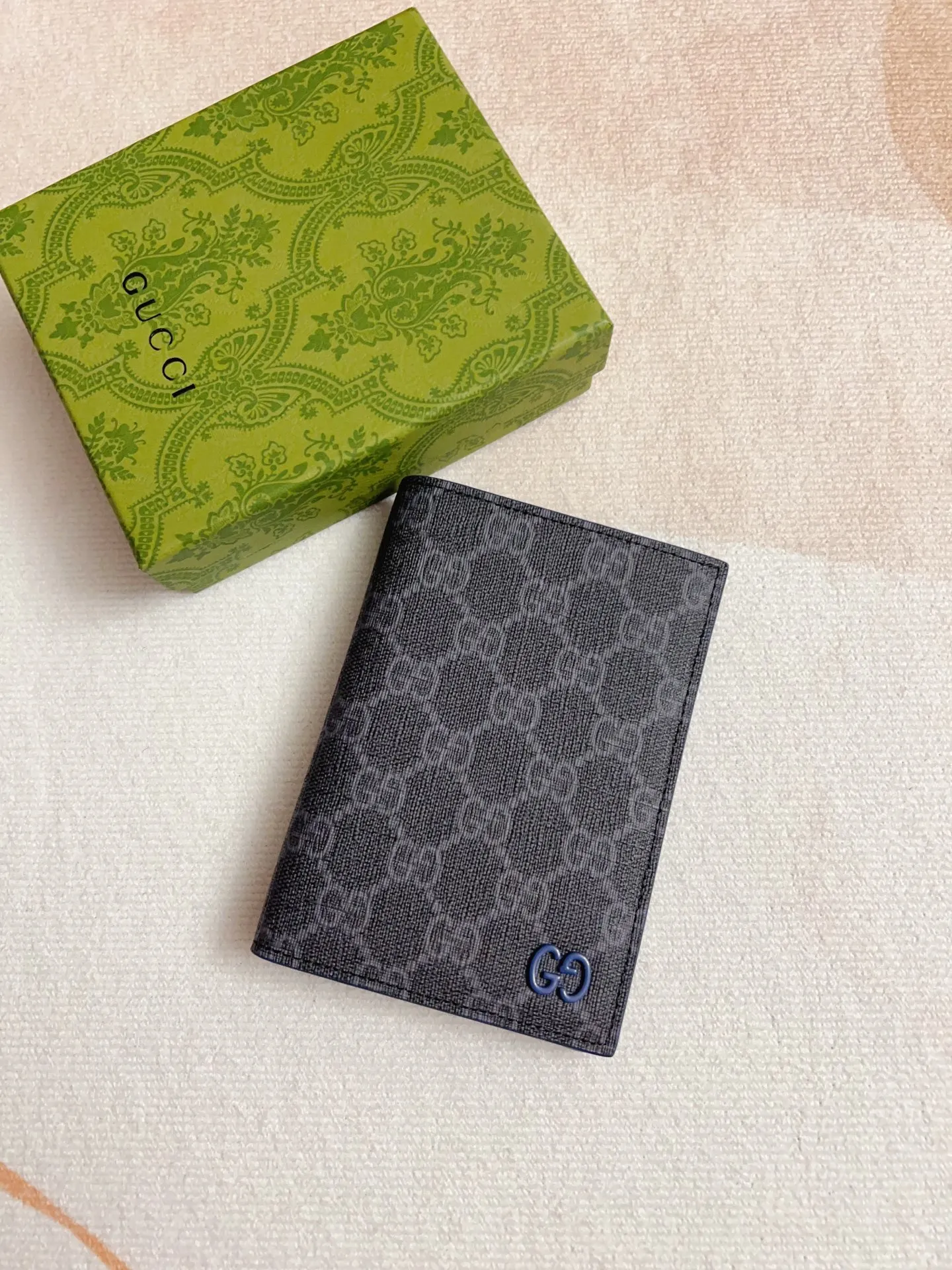 💰340 🇭🇺🇭🇺Gucci’s latest collection ~ Passport holder 🧬🧬The two-tone design full of contrasting beauty makes the GG logo emblazoned on the bag stand out🧬🧬The fabric is made of black GG and the lining is made of contrasting cowhide 🧬🧬Black GG Supreme canvas, black PVC blue Size: 13.5x 9.5cm Model: 795229