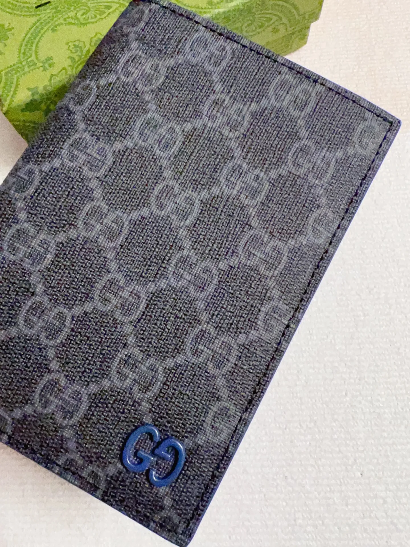 💰340 🇭🇺🇭🇺Gucci’s latest collection ~ Passport holder 🧬🧬The two-tone design full of contrasting beauty makes the GG logo emblazoned on the bag stand out🧬🧬The fabric is made of black GG and the lining is made of contrasting cowhide 🧬🧬Black GG Supreme canvas, black PVC blue Size: 13.5x 9.5cm Model: 795229