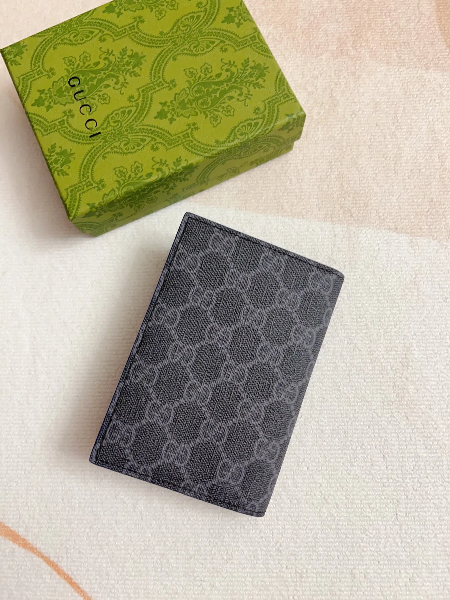 💰340 🇭🇺🇭🇺Gucci’s latest collection ~ Passport holder 🧬🧬The two-tone design full of contrasting beauty makes the GG logo emblazoned on the bag stand out🧬🧬The fabric is made of black GG and the lining is made of contrasting cowhide 🧬🧬Black GG Supreme canvas, black PVC blue Size: 13.5x 9.5cm Model: 795229