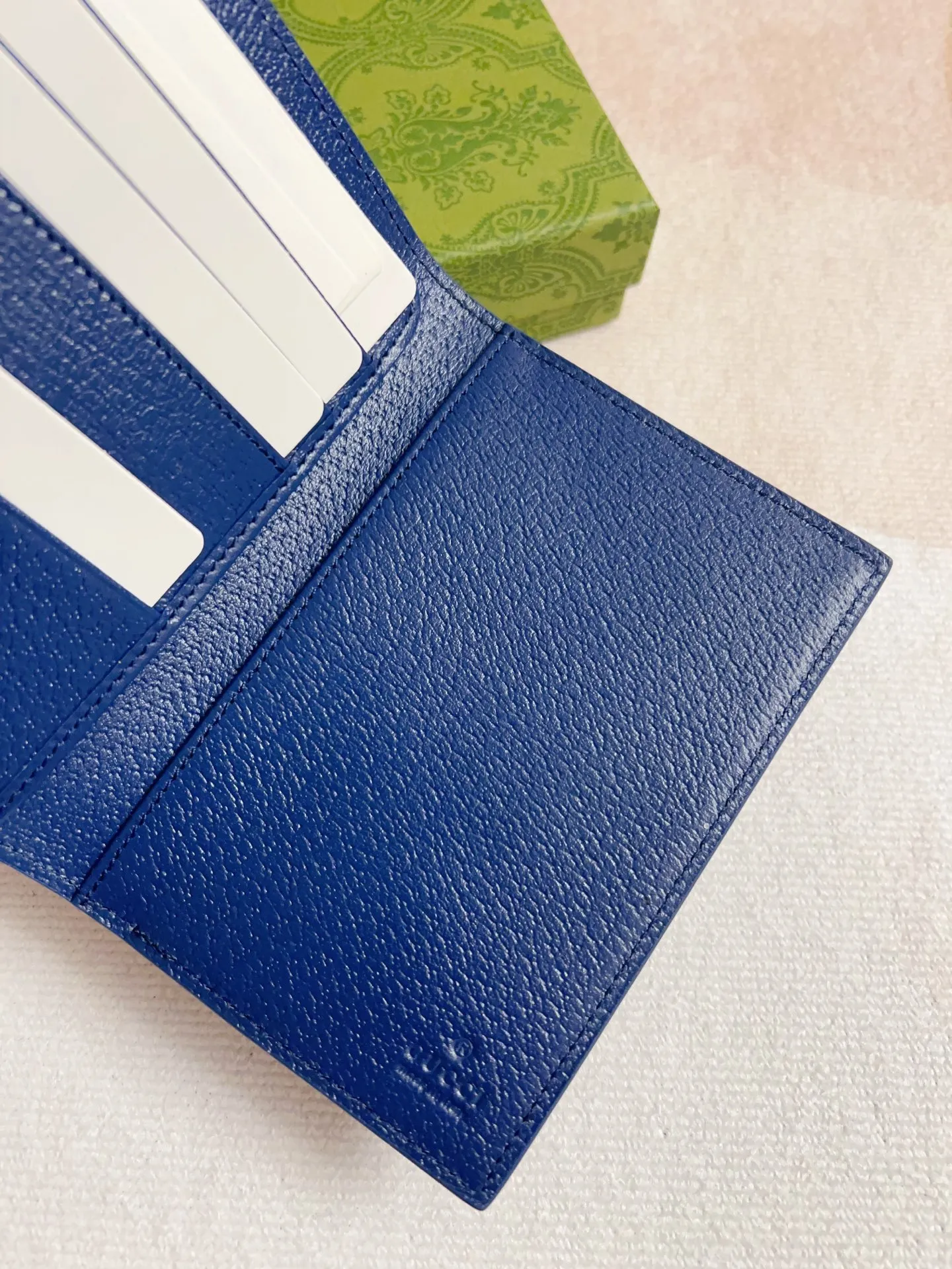 💰340 🇭🇺🇭🇺Gucci’s latest collection ~ Passport holder 🧬🧬The two-tone design full of contrasting beauty makes the GG logo emblazoned on the bag stand out🧬🧬The fabric is made of black GG and the lining is made of contrasting cowhide 🧬🧬Black GG Supreme canvas, black PVC blue Size: 13.5x 9.5cm Model: 795229