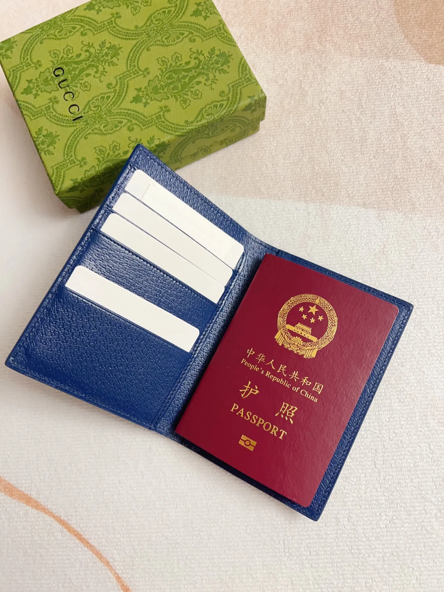 💰340 🇭🇺🇭🇺Gucci’s latest collection ~ Passport holder 🧬🧬The two-tone design full of contrasting beauty makes the GG logo emblazoned on the bag stand out🧬🧬The fabric is made of black GG and the lining is made of contrasting cowhide 🧬🧬Black GG Supreme canvas, black PVC blue Size: 13.5x 9.5cm Model: 795229