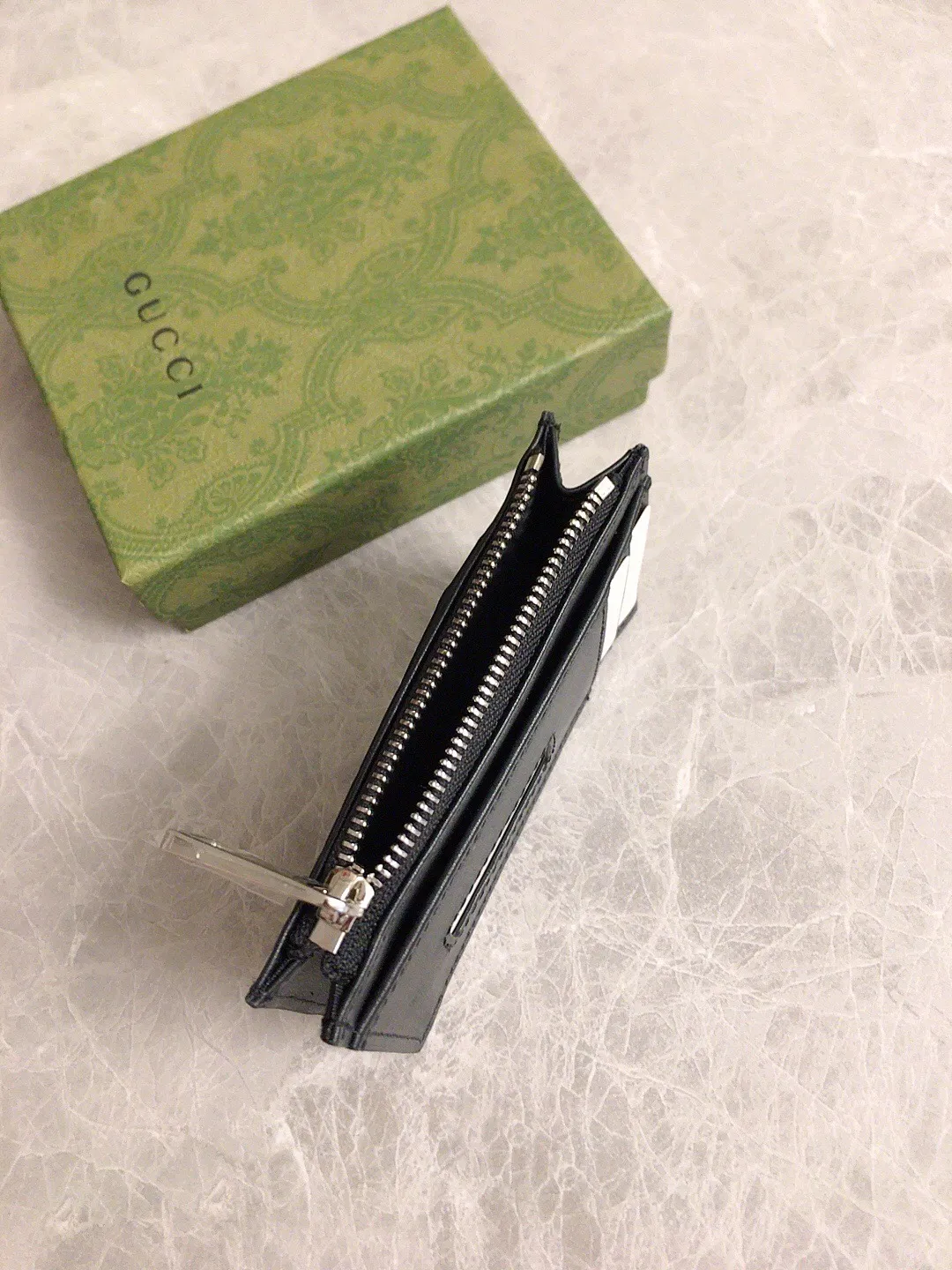 💰330🇭🇺🇭🇺 The official website synchronizes the new model🐡🐡 A slim card holder launched in the Gucci~CY series in the 1970s🐡🐡With multiple pockets and zipper compartments, 🧵Advanced custom embossed original factory cowhide🐡🐡Imported cotton zipper, high-end quality, model number: 597560, size 12x8cm