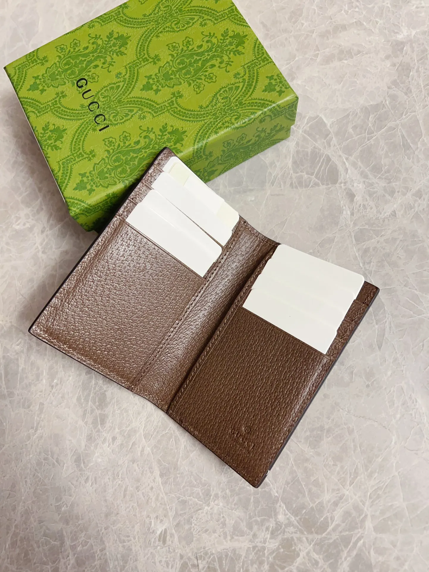 💰330🇭🇺🇭🇺 The new model is synchronized with the official website! Ophidia series - Card holder🌿🌿Made of GG Supreme high-grade PVC fabric🌿🌿With iconic double G hardware marks, classic red and green webbing, 🌿🌿fashionable and elegant, lightweight and practical, 🌿🌿Model number: 734943, size: 15x12cm, color: coffee\red and green belt