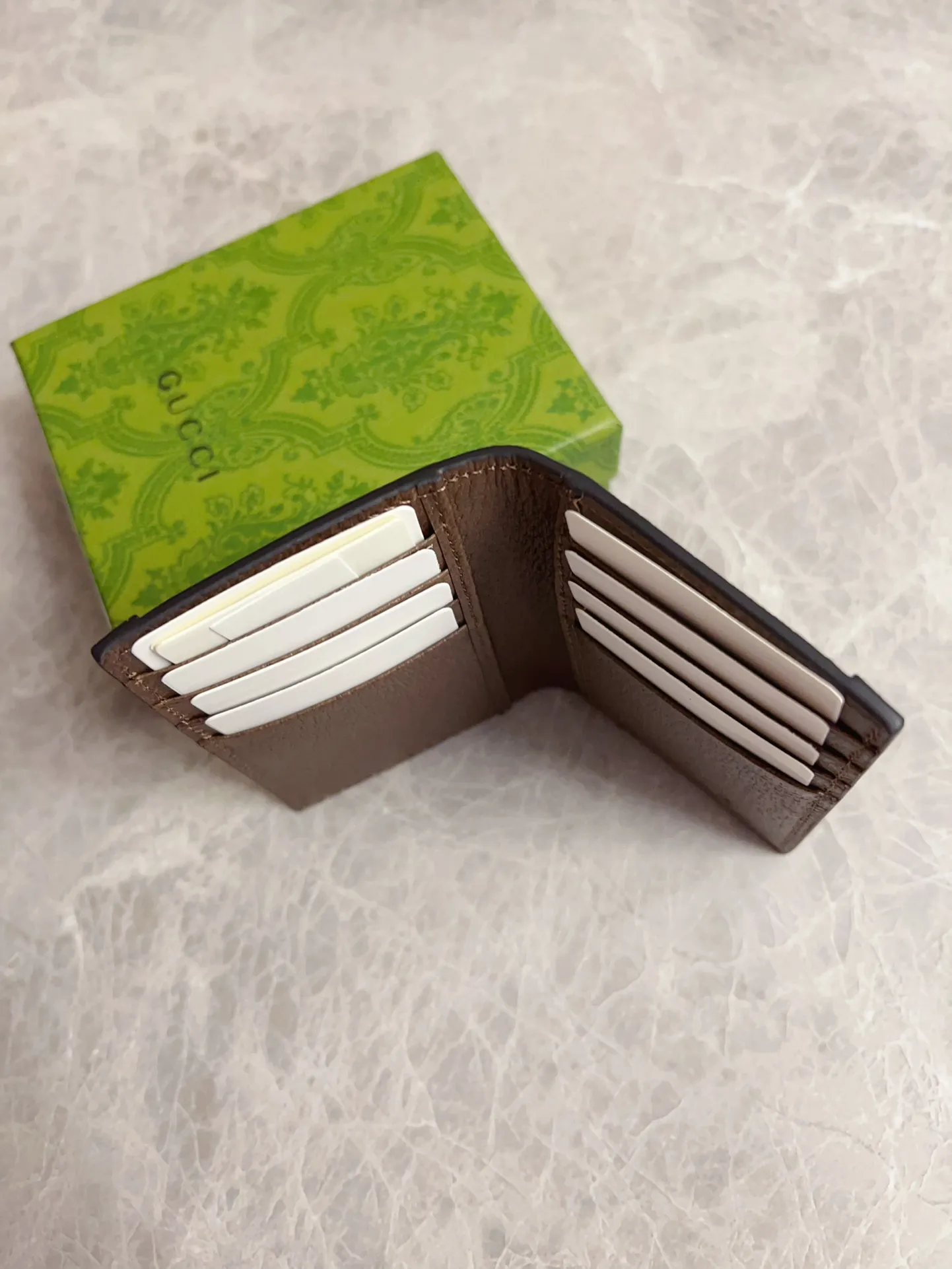 💰330🇭🇺🇭🇺 The new model is synchronized with the official website! Ophidia series - Card holder🌿🌿Made of GG Supreme high-grade PVC fabric🌿🌿With iconic double G hardware marks, classic red and green webbing, 🌿🌿fashionable and elegant, lightweight and practical, 🌿🌿Model number: 734943, size: 15x12cm, color: coffee\red and green belt
