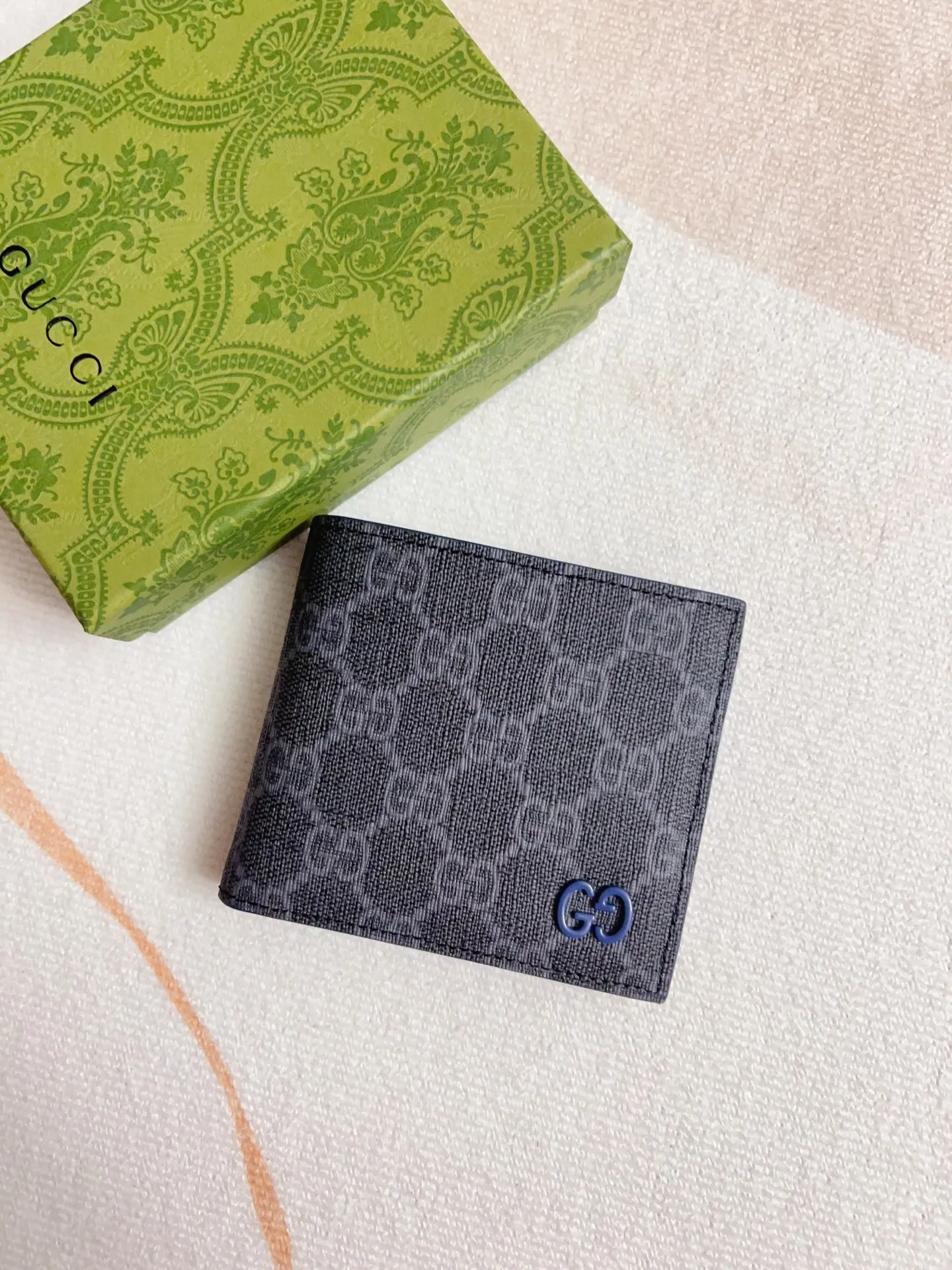 💰320🇭🇺🇭🇺Gucci’s latest collection ~ short clip (built-in coin pocket) 🧤🧤The two-tone design full of contrasting beauty makes the GG logo emblazoned on the bag show off the style🧤🧤The fabric is made of black GG, and the lining is made of contrasting cowhide leather🧤🧤Black GG Supreme canvas, black PVC blue Size: 11x 9cm Model: 768244 (original product)