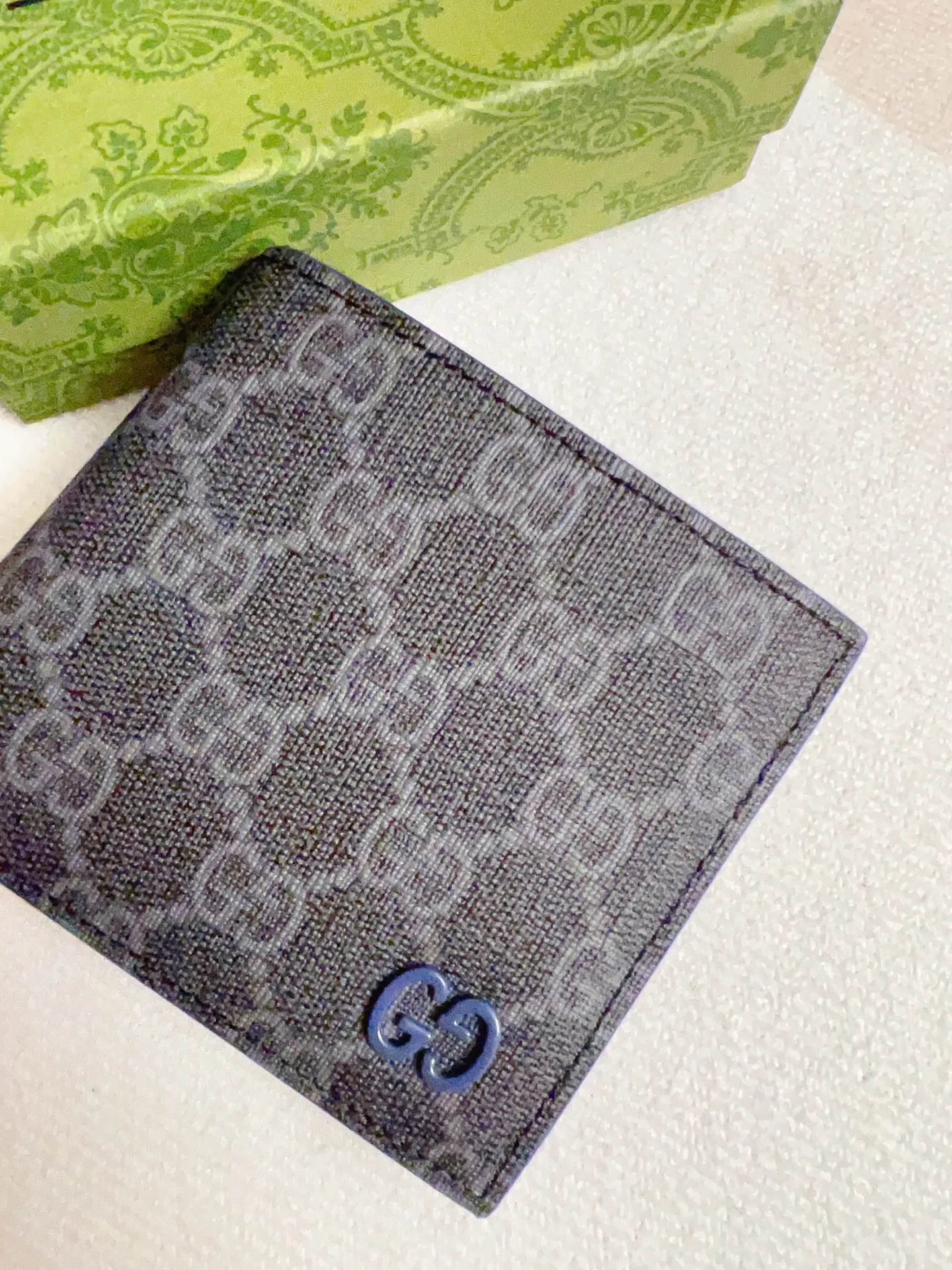 💰320🇭🇺🇭🇺Gucci’s latest collection ~ short clip (built-in coin pocket) 🧤🧤The two-tone design full of contrasting beauty makes the GG logo emblazoned on the bag show off the style🧤🧤The fabric is made of black GG, and the lining is made of contrasting cowhide leather🧤🧤Black GG Supreme canvas, black PVC blue Size: 11x 9cm Model: 768244 (original product)