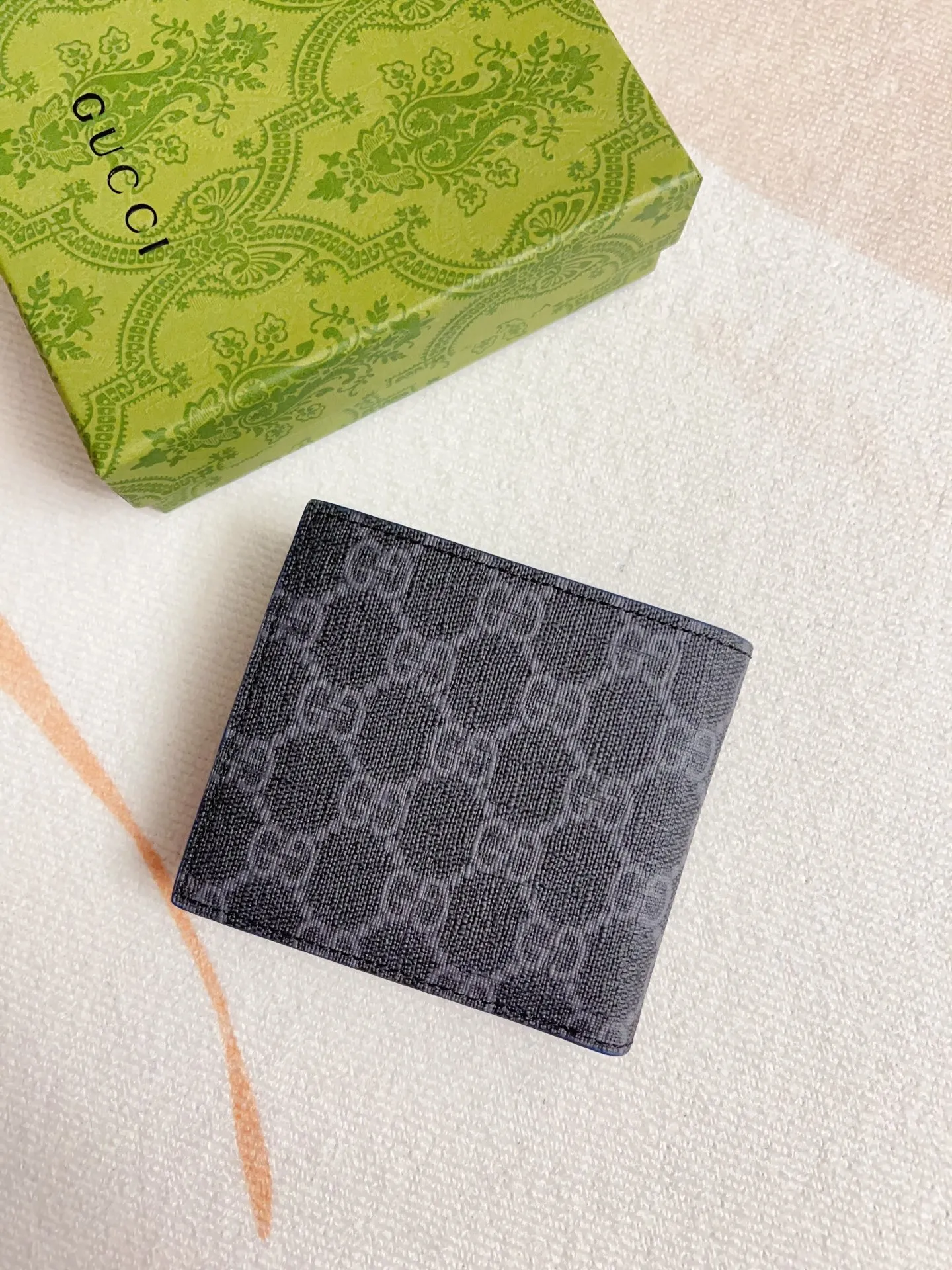 💰320🇭🇺🇭🇺Gucci’s latest collection ~ short clip (built-in coin pocket) 🧤🧤The two-tone design full of contrasting beauty makes the GG logo emblazoned on the bag show off the style🧤🧤The fabric is made of black GG, and the lining is made of contrasting cowhide leather🧤🧤Black GG Supreme canvas, black PVC blue Size: 11x 9cm Model: 768244 (original product)