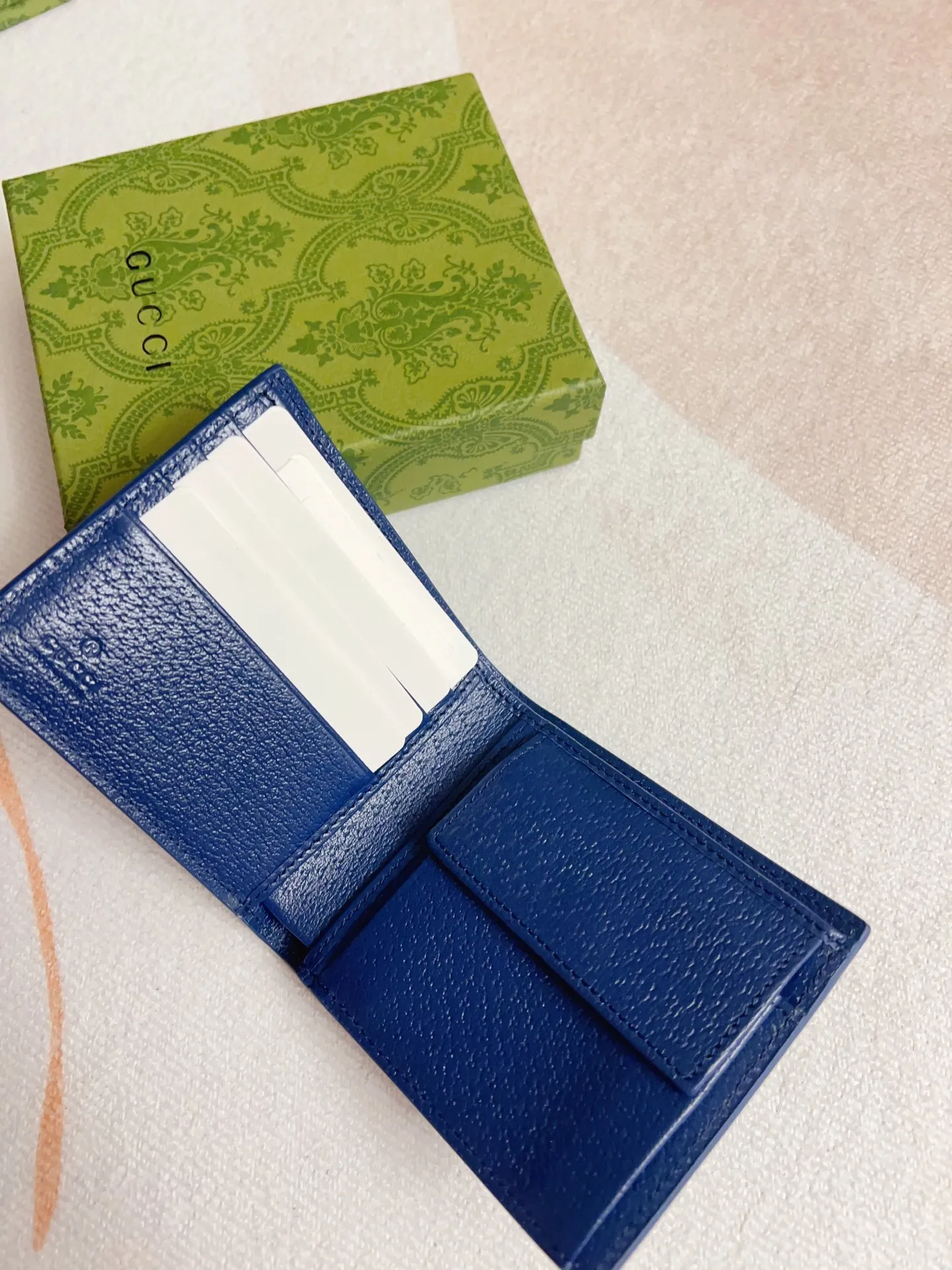 💰320🇭🇺🇭🇺Gucci’s latest collection ~ short clip (built-in coin pocket) 🧤🧤The two-tone design full of contrasting beauty makes the GG logo emblazoned on the bag show off the style🧤🧤The fabric is made of black GG, and the lining is made of contrasting cowhide leather🧤🧤Black GG Supreme canvas, black PVC blue Size: 11x 9cm Model: 768244 (original product)