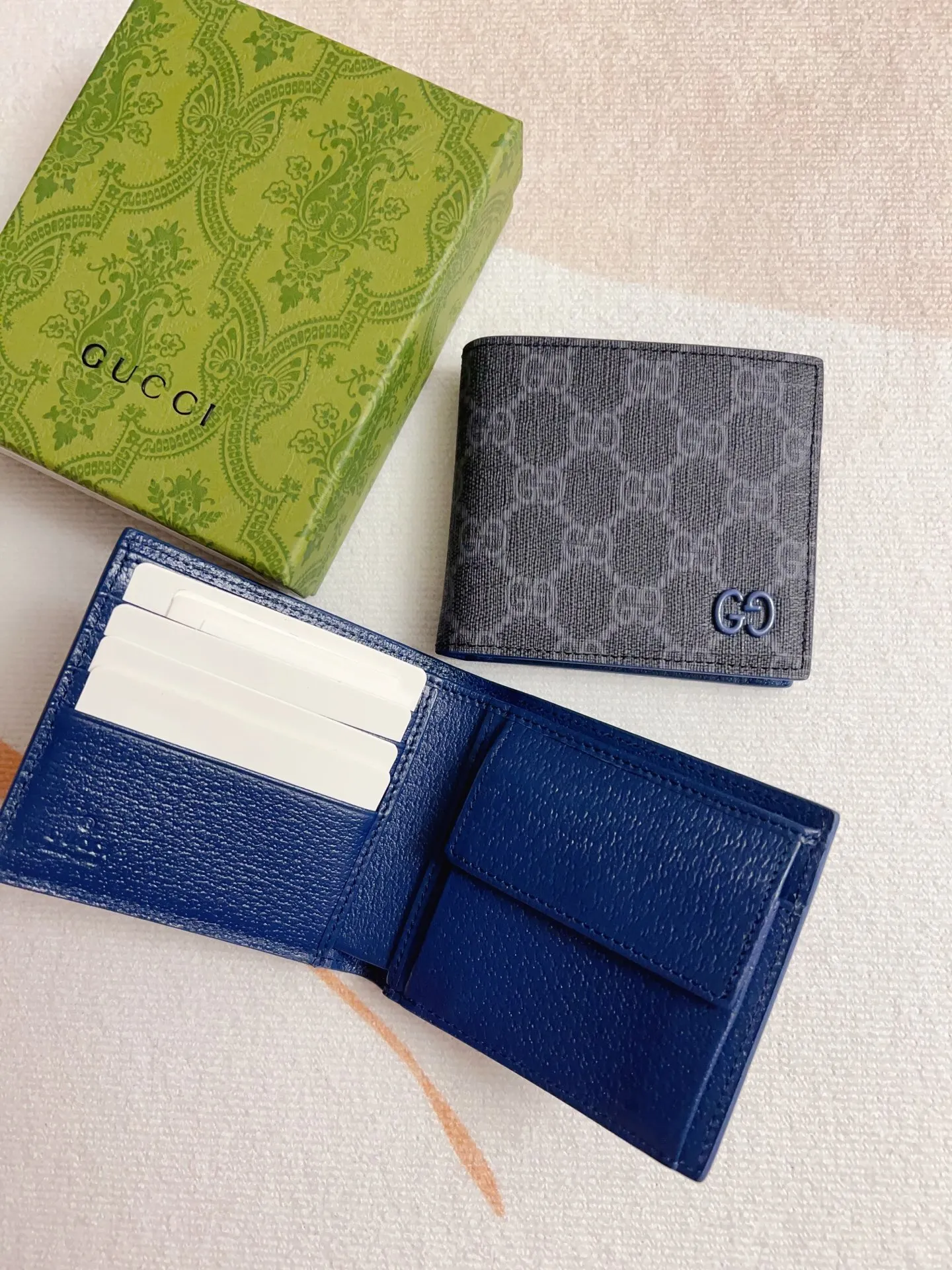 💰320🇭🇺🇭🇺Gucci’s latest collection ~ short clip (built-in coin pocket) 🧤🧤The two-tone design full of contrasting beauty makes the GG logo emblazoned on the bag show off the style🧤🧤The fabric is made of black GG, and the lining is made of contrasting cowhide leather🧤🧤Black GG Supreme canvas, black PVC blue Size: 11x 9cm Model: 768244 (original product)