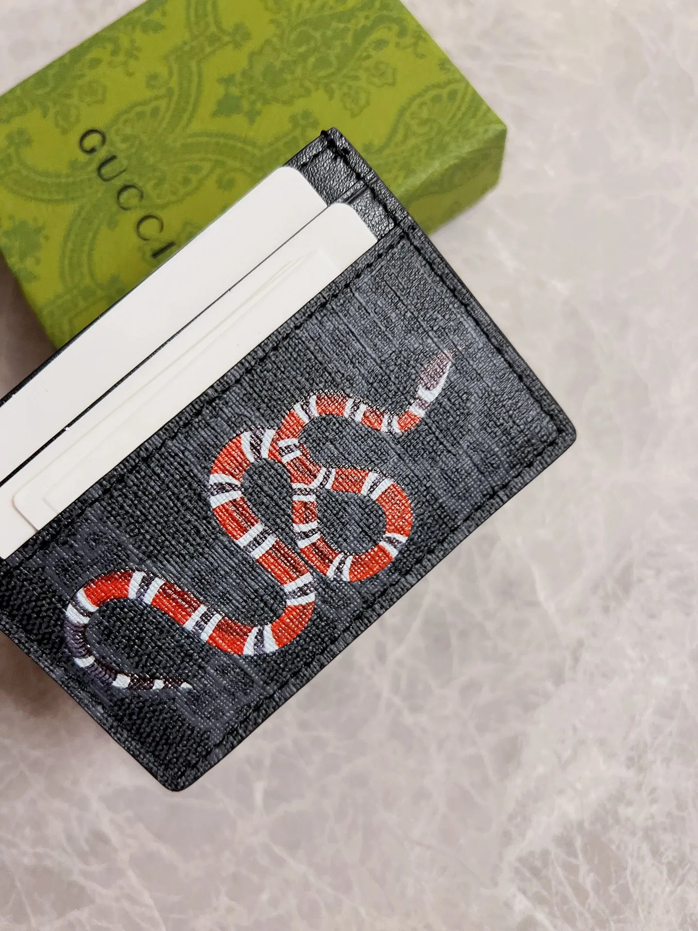💰200 🇭🇺🇭🇺 New men’s small card holder! 🐍🐍Synchronized with counters, original shaved leather with high-quality PVC fabric🐍🐍Tear-printed latest Striped Snake logo🐍🐍Oil edges with fine workmanship, simple and elegant, fashionable and domineering,🐍🐍Model: 451277, size: 10x7cm, color black PVC-black "Striped Snake"