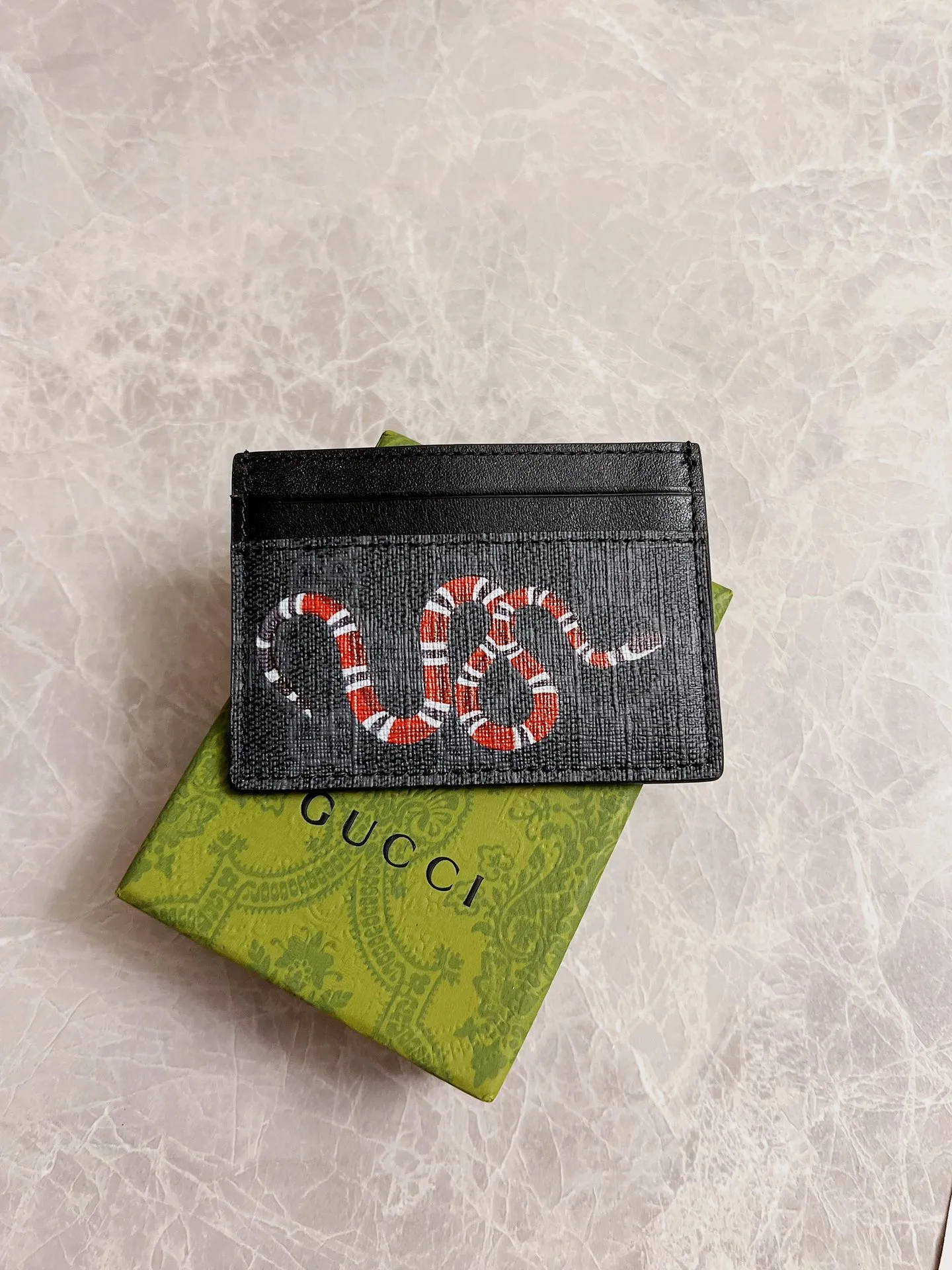 💰200 🇭🇺🇭🇺 New men’s small card holder! 🐍🐍Synchronized with counters, original shaved leather with high-quality PVC fabric🐍🐍Tear-printed latest Striped Snake logo🐍🐍Oil edges with fine workmanship, simple and elegant, fashionable and domineering,🐍🐍Model: 451277, size: 10x7cm, color black PVC-black "Striped Snake"