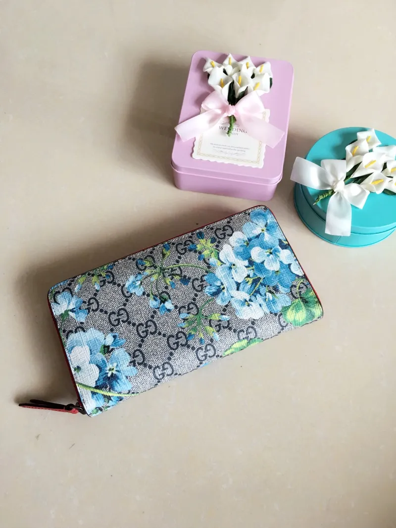 💰400 🇮🇹🇮🇹New colors available! 🌳🌳The latest personalized fashion 🌹🌹Women's zipper wallet 404071 "Tear-off flower PVC" with original cowhide, original hardware 🌻🌻Leading fashion temperament, super classy🌸🌸 Coffee, cherry blossom pink, maroon, green flower/black, ice blue flower-big red, ice blue flower-black 🌷🌷6 colors available, size 19.5～10～2.5